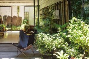 Caballito. Entre un jardín y un patio, una cálida casa de ambientes unificados