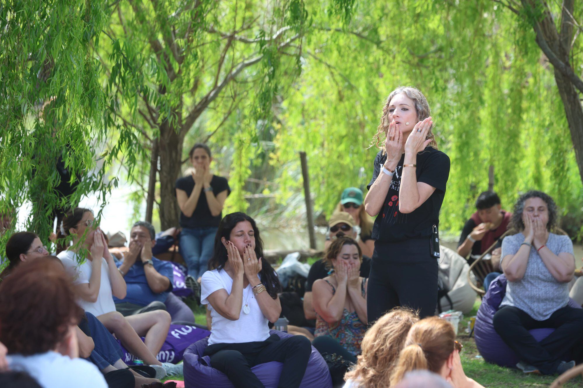 Carolina Winograd haciendo ejercicios y automasajes para tonificar los músculos faciales.