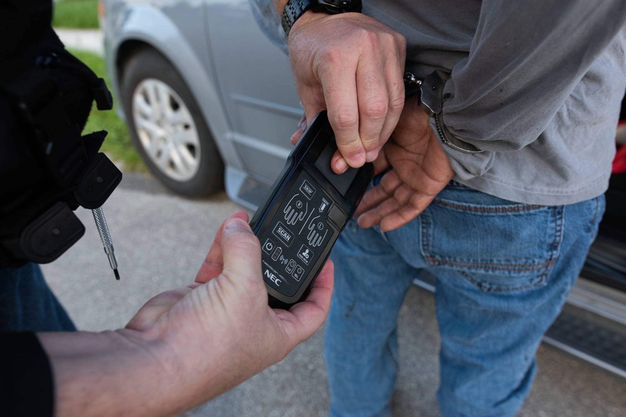 Bajo esta condición, la agencia monitorea y registra cada acción del inmigrante