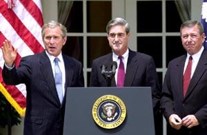 En la Casa Blanca, George Bush anuncia el nombramiento de Robert Mueller