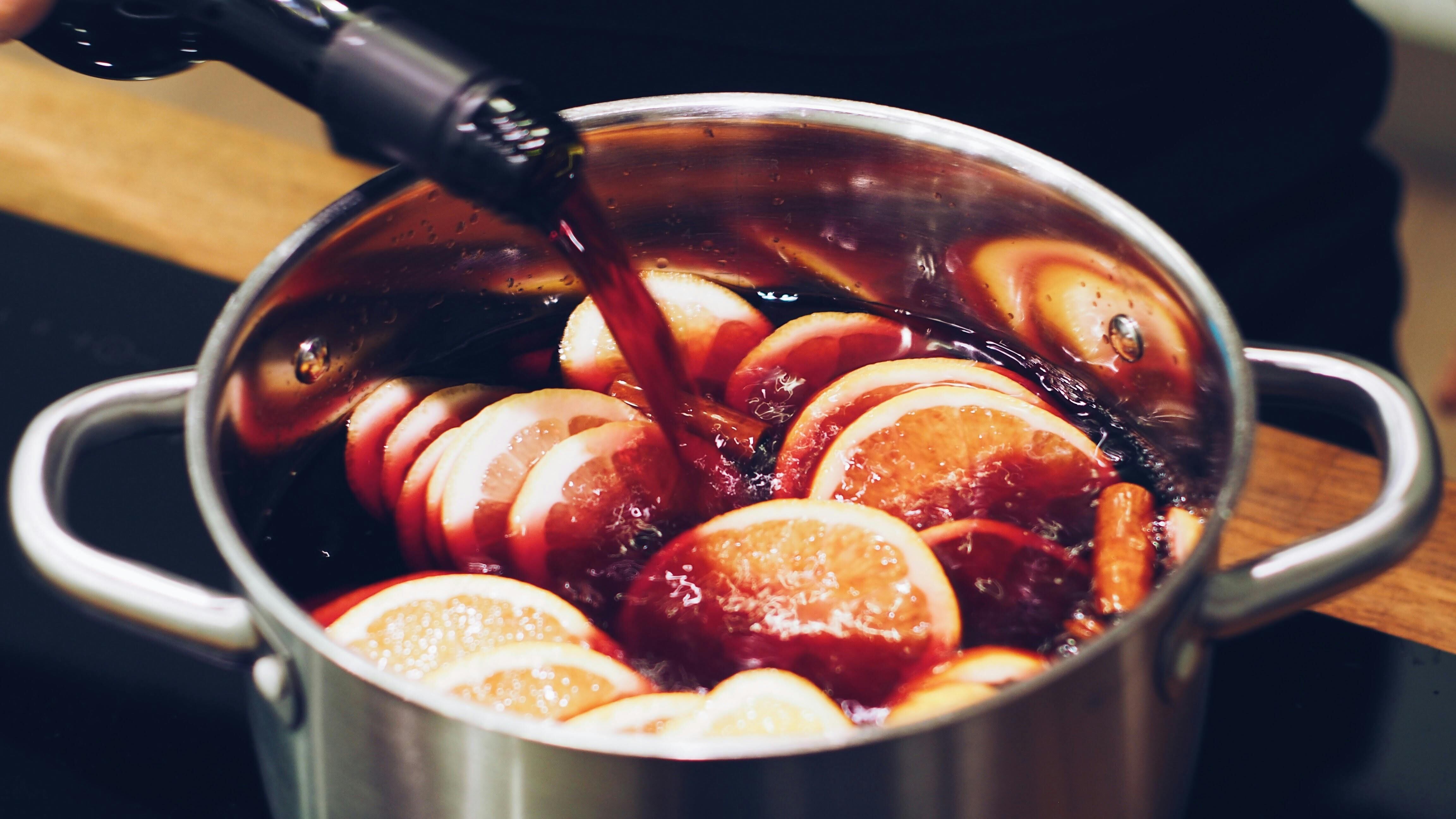 La historia del vino caliente se remonta a los antiguos griegos, pero se ha modificado con el paso de los años (Pexels/Jens Mahnke)