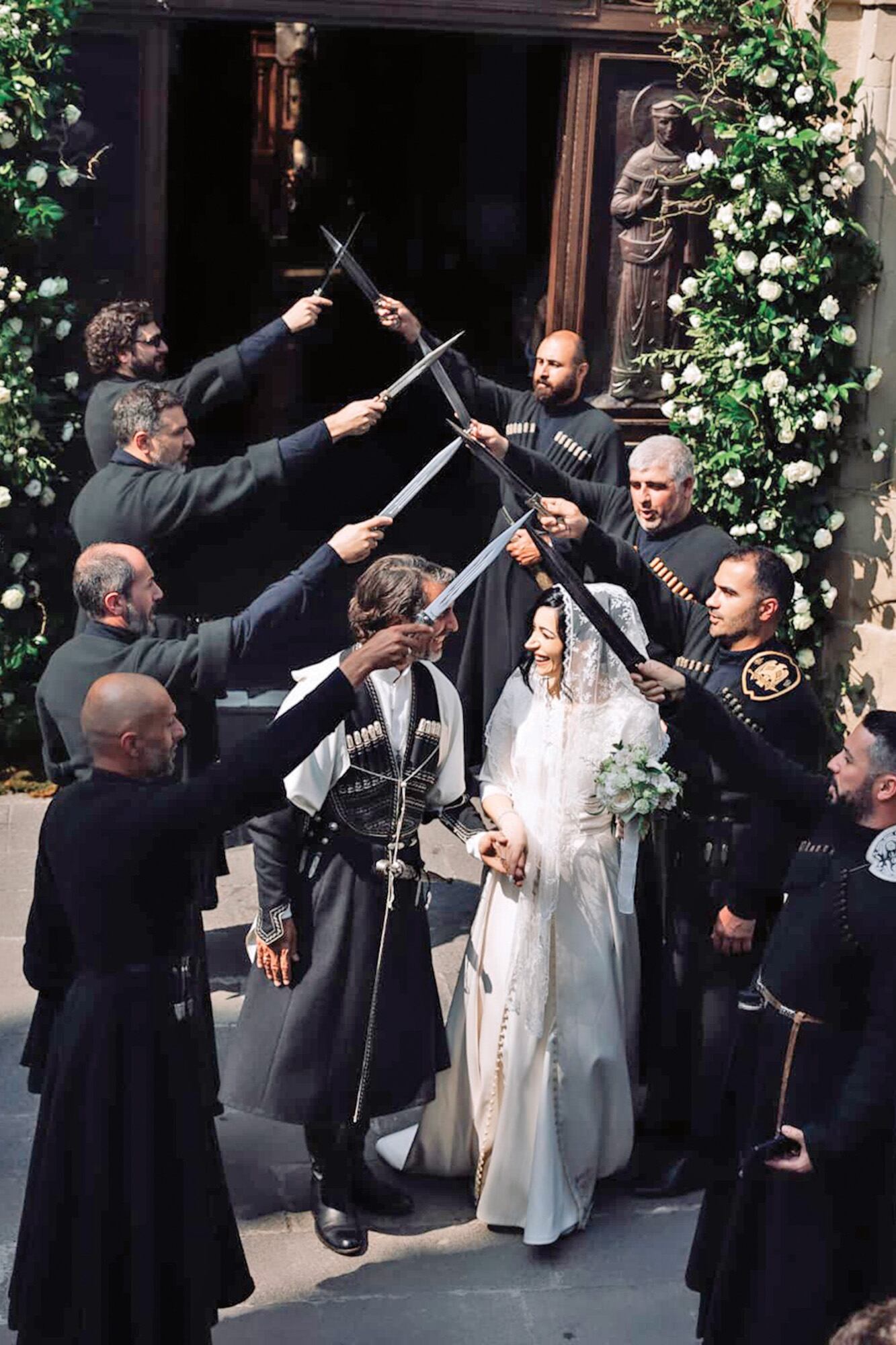 Al salir del monasterio, caminaron por un pasillo de espadas en alto como marca el rito nupcial kortsili