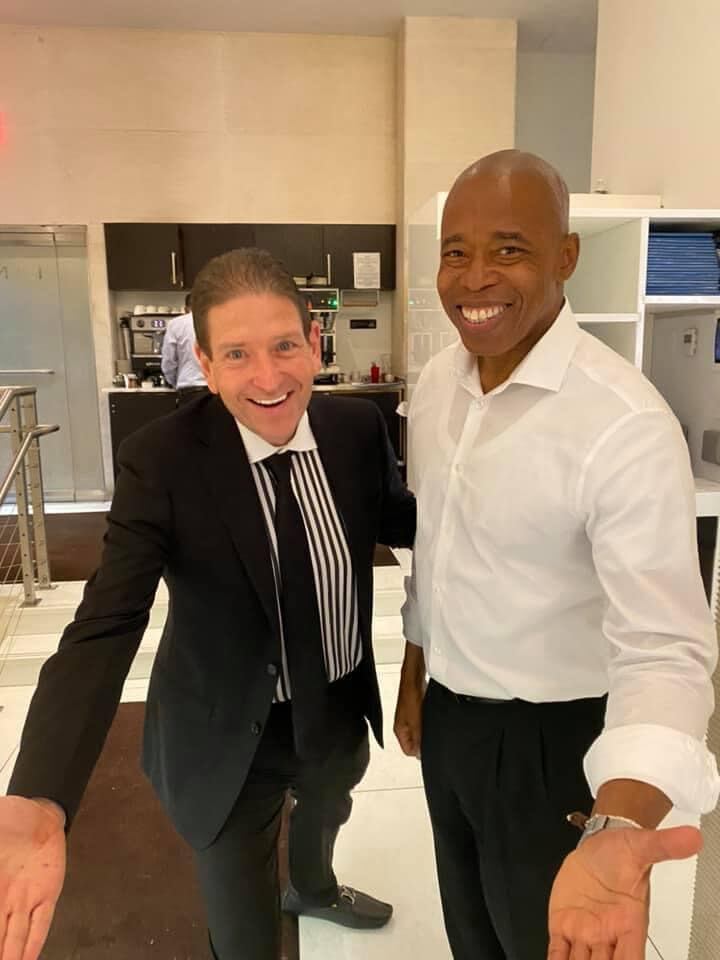 Todd Shapiro (izquierda) sostuvo que Eric Adams estaba en Florida por un viaje personal