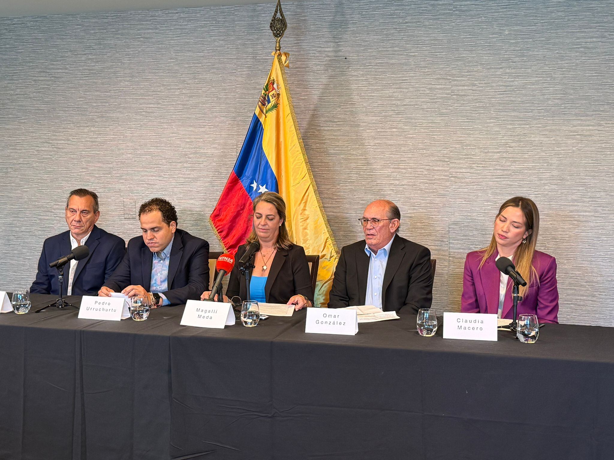 Los cinco dirigentes venezolanos que estuvieron refugiados en la embajada argentina en Caracas dan una conferencia de prensa en un hotel de Washington