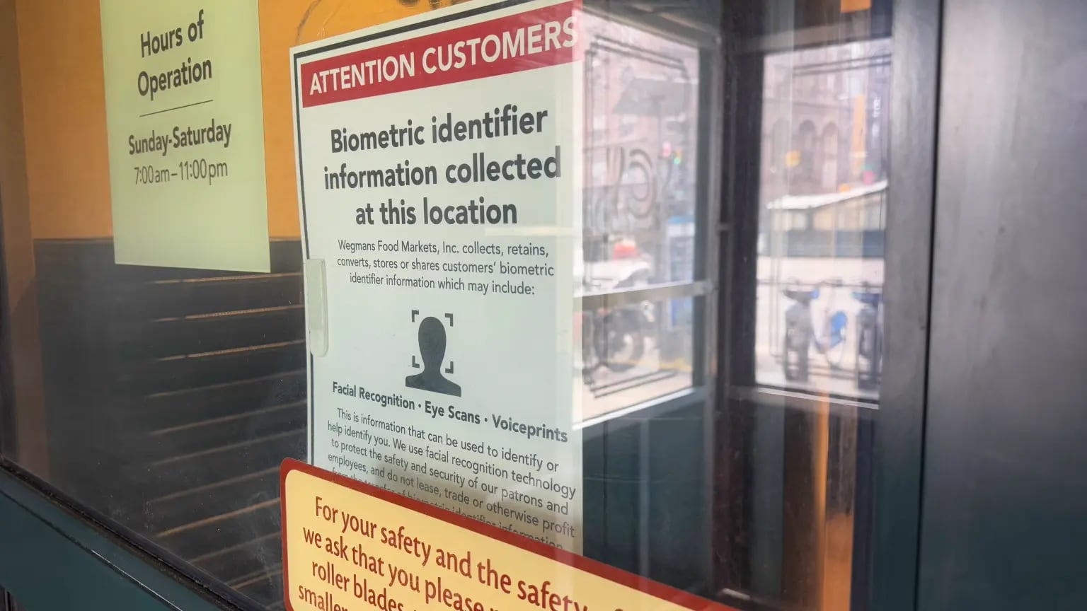 Las tiendas de Wegmans, en Manhattan y Brooklyn, colocaron letreros que advierten sobre la recopilación de datos biométricos (nypost.com)