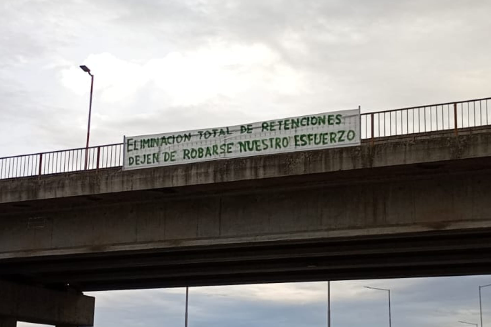 Un pasacalle con un pedido de autoconvocados sobre los derechos de exportación en la autopista Rosario-Córdoba, altura Marcos Juárez: