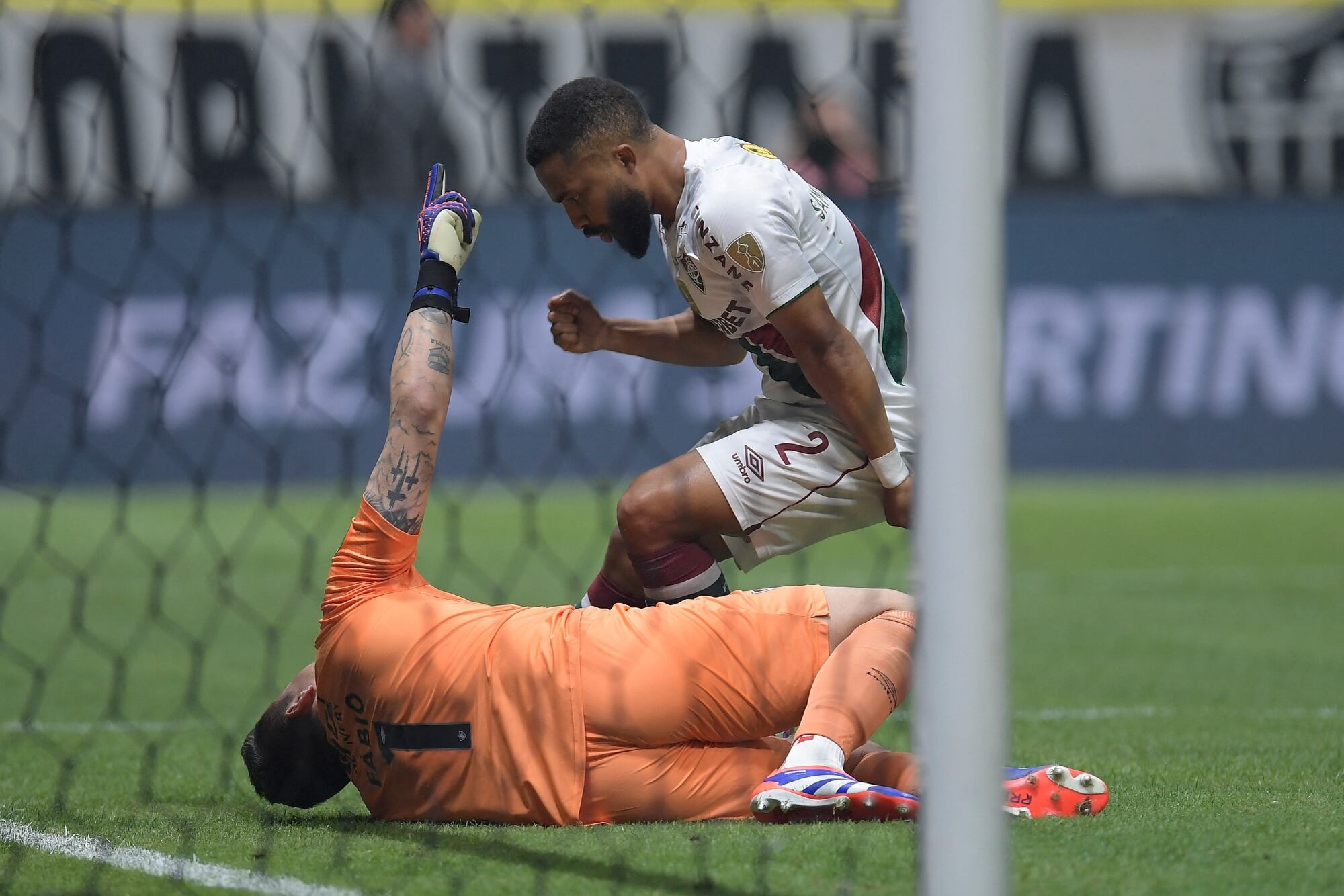 Fábio, arquero de Fluminense, ataja el penal de Hulk; fue al principio de un partido muy favorable para Atlético Mineiro