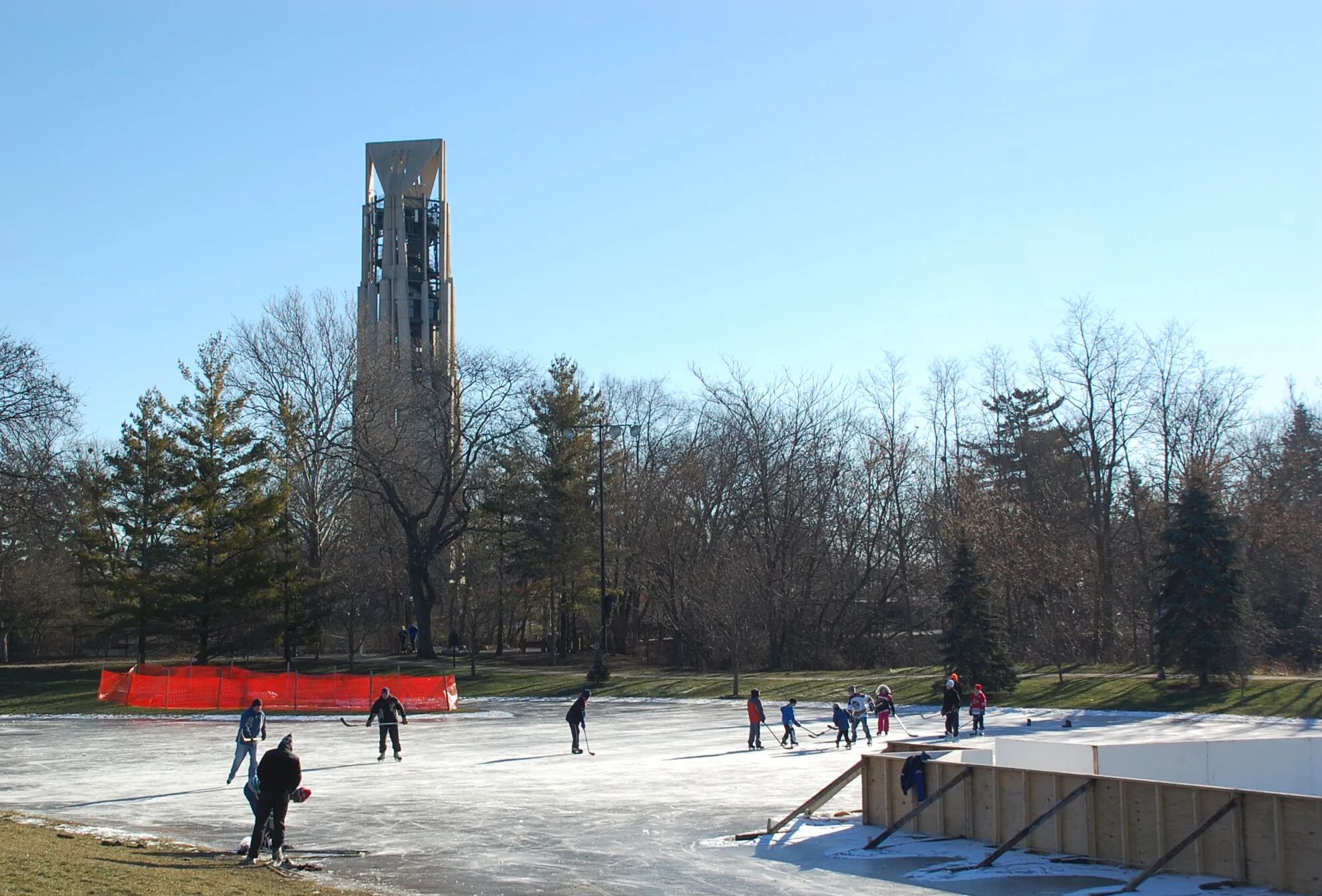 Ciudades como Naperville tiene opciones para realizar deportes invernales como esquí y snowboard (positivelynaperville)