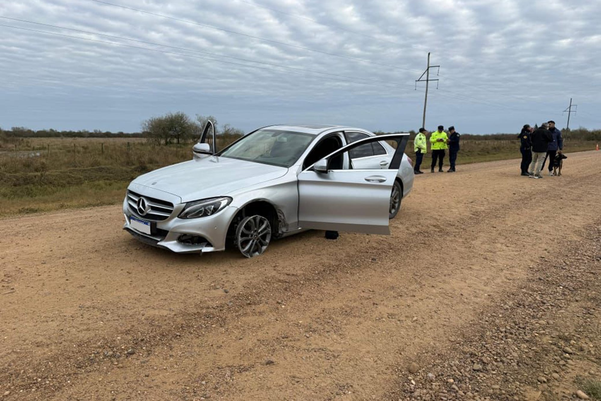 El Mercedes Benz en el que circulaban los sospechosos