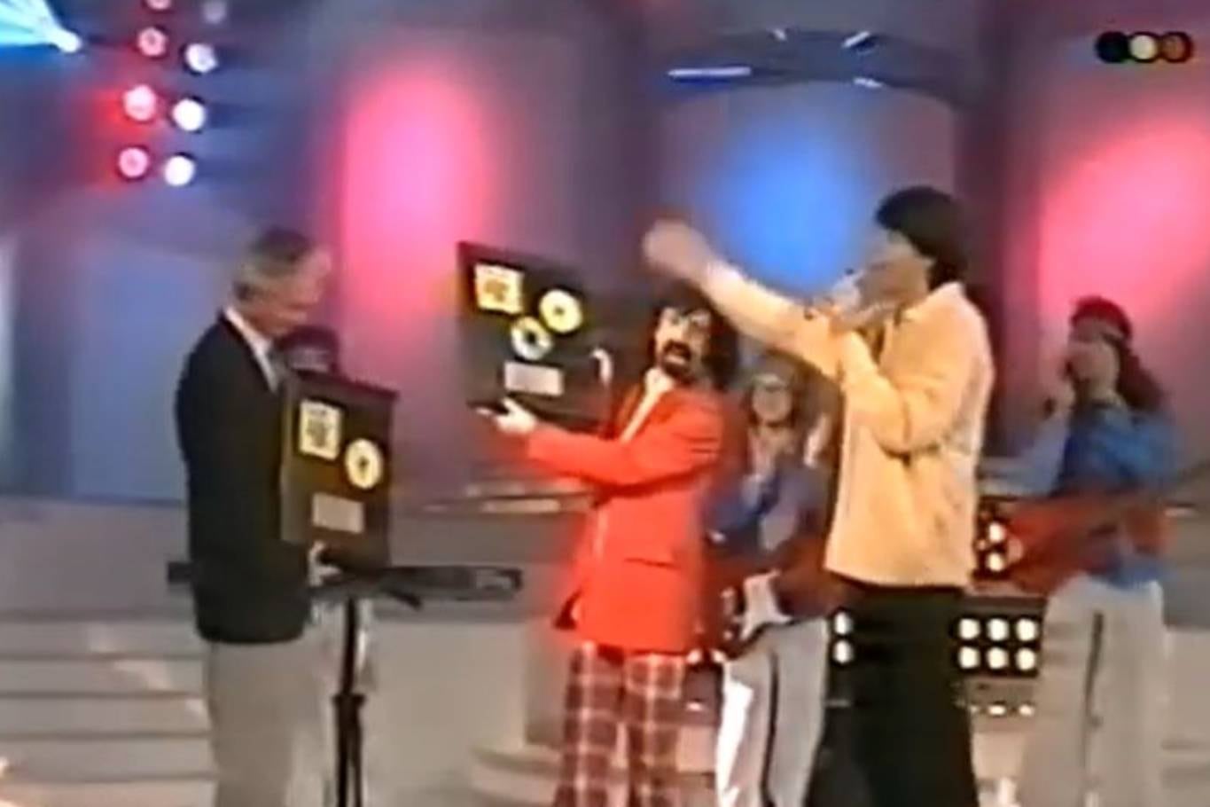 El Lobizón del Oeste recibe un disco de oro y dos de platino de manos de Enrique Pérez Fogwill, presidente de BMG, por haber vendido 120.000 discos en veinte días
