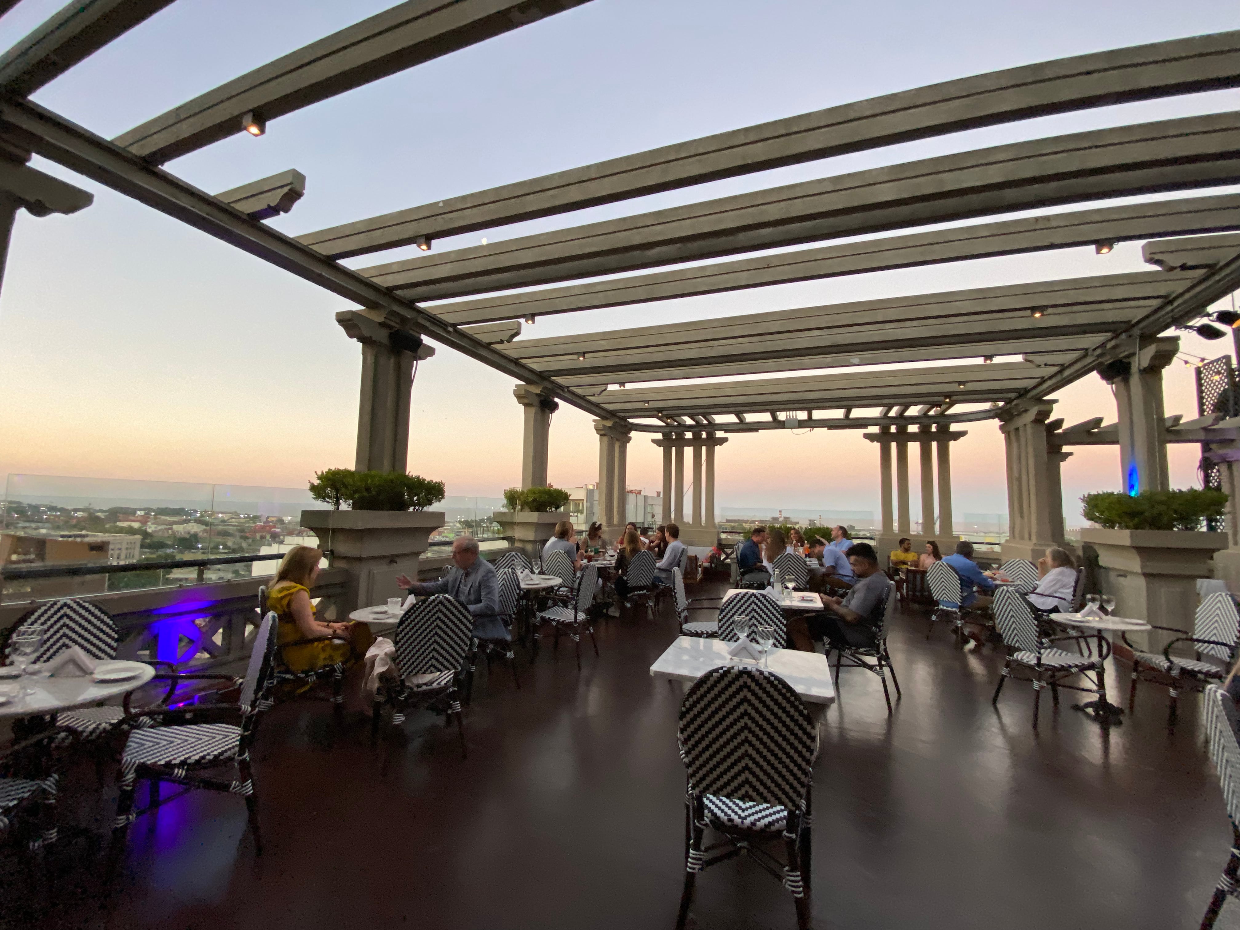 El bar abre de miércoles a domingo en el piso once.