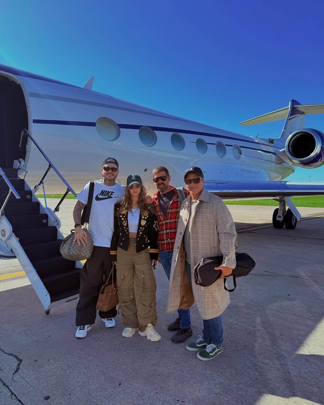 El lunes, tras la fiesta de cumpleaños de Eugenia, la pareja viajó a Milán con amigos (Foto: Instagram @mauroicardi)