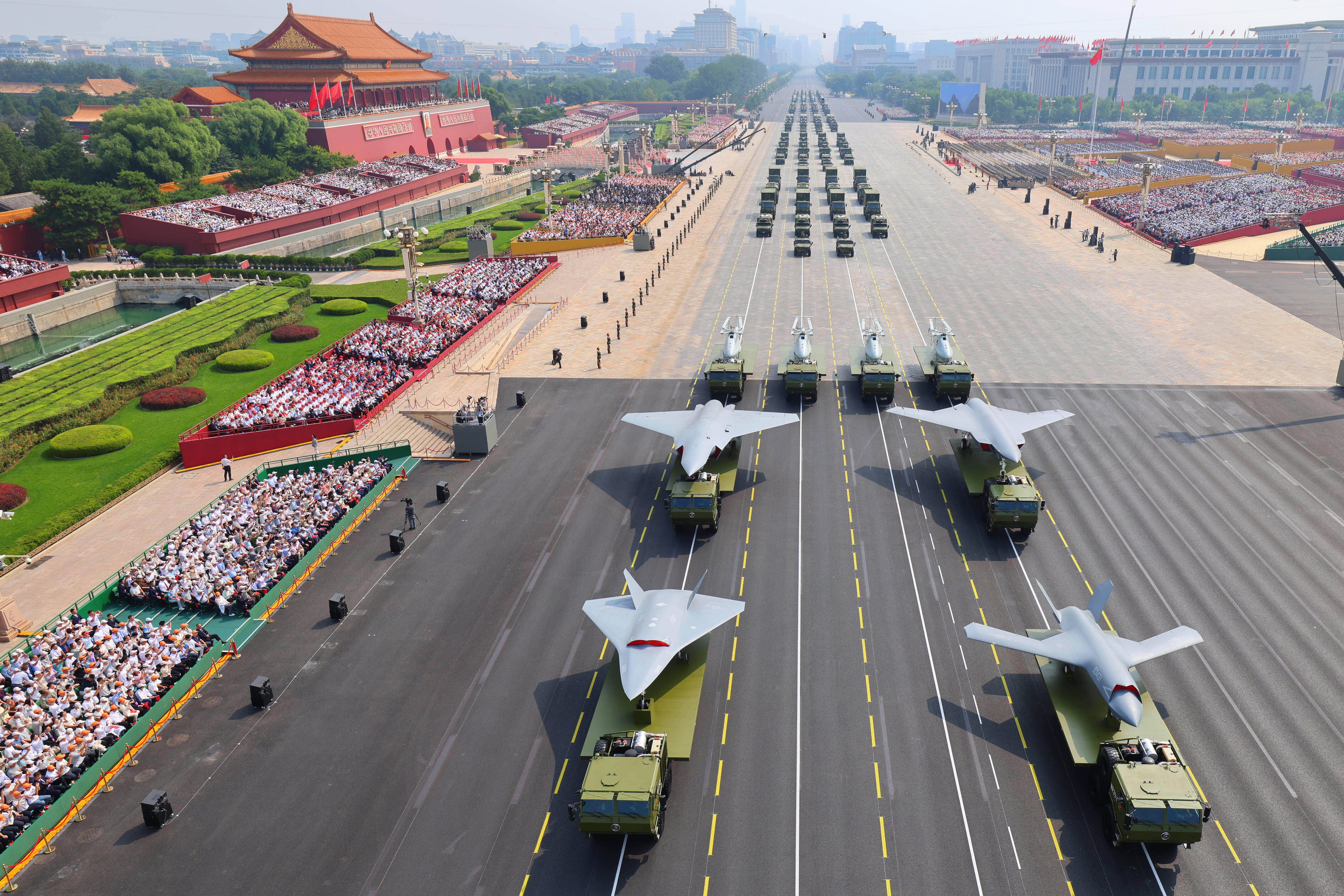 Drones y otro armamento pasan durante el desfile militar para conmemorar el 80mo aniversario del fin de la Segunda Guerra Mundial celebrado frente a la Puerta de Tiananmen en Beijing, el miércoles 3 de septiembre de 2025.