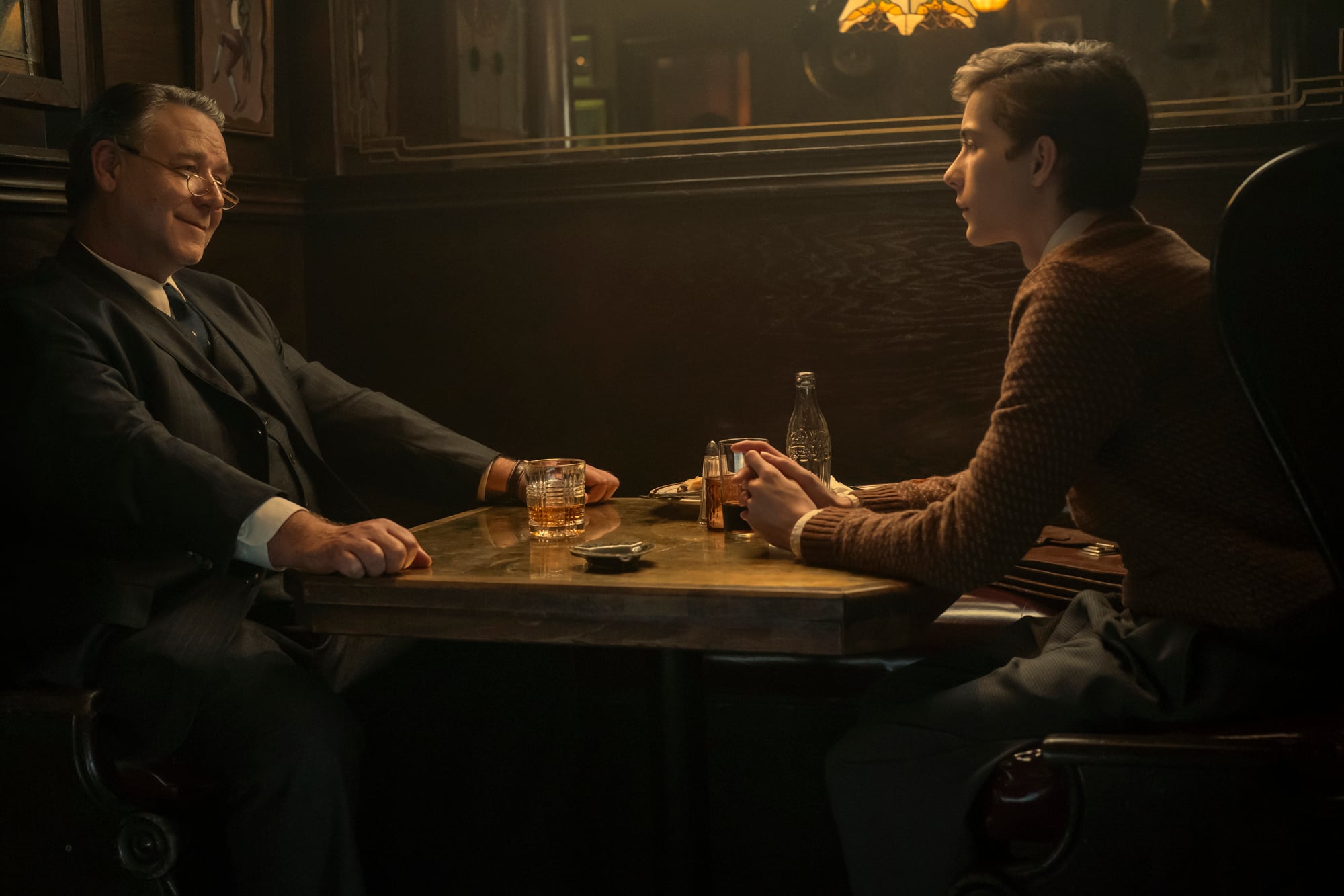 Russell Crowe como Henry Murray y Jacob Tremblay como Ted Kaczynski, en una escena de Unabomber
