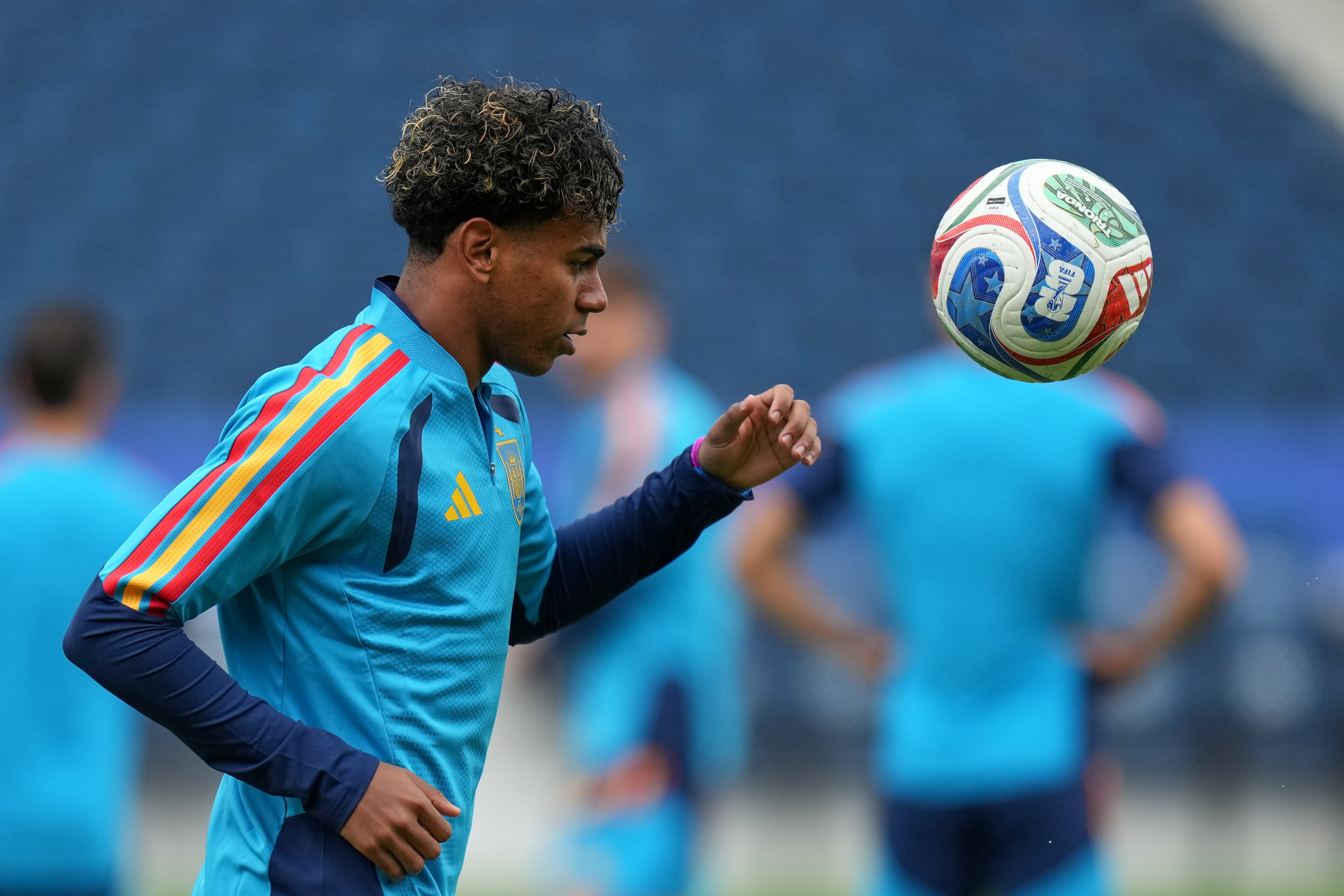 El español Lamine Yamal durante la sesión de entrenamiento antes del partido por los dieciseisavos de final del Mundial entre España y Austria, el miércoles 1 de julio de 2026, en Carson, California. (AP Foto/Andre Penner)
