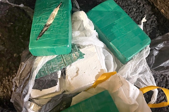 Quisieron huir de un control policial en un auto con la patente adulterada: escondían más de cuatro kilos de cocaína