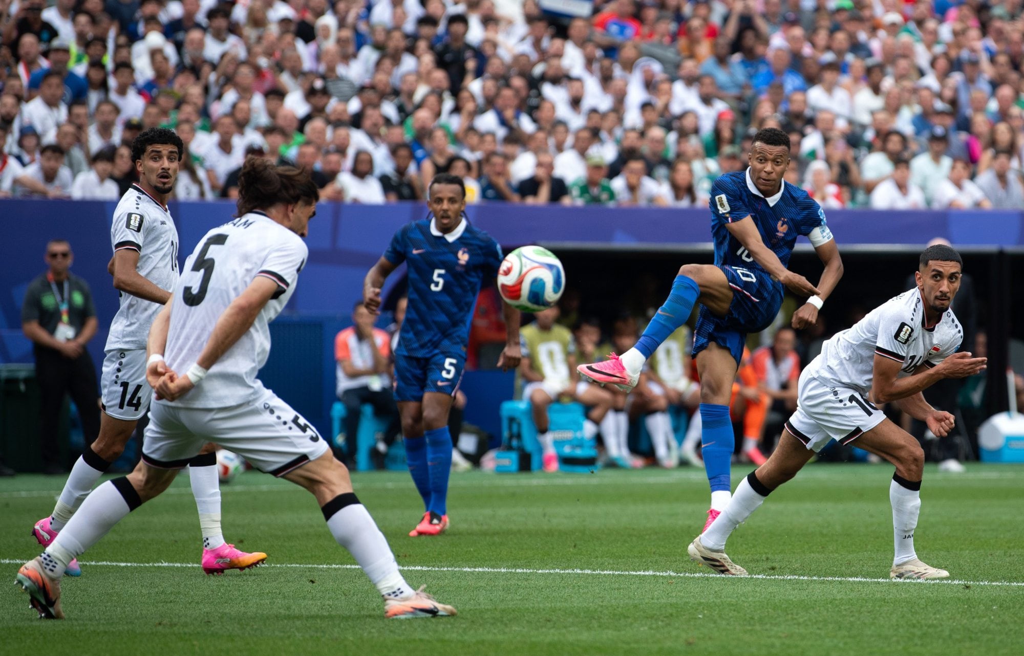 Mbappé brilló para que Francia le gane a la tormenta, a las dos horas de postergción y a Irak 6 Golazo de zurda de Kylian Mbappe para el 1-0
