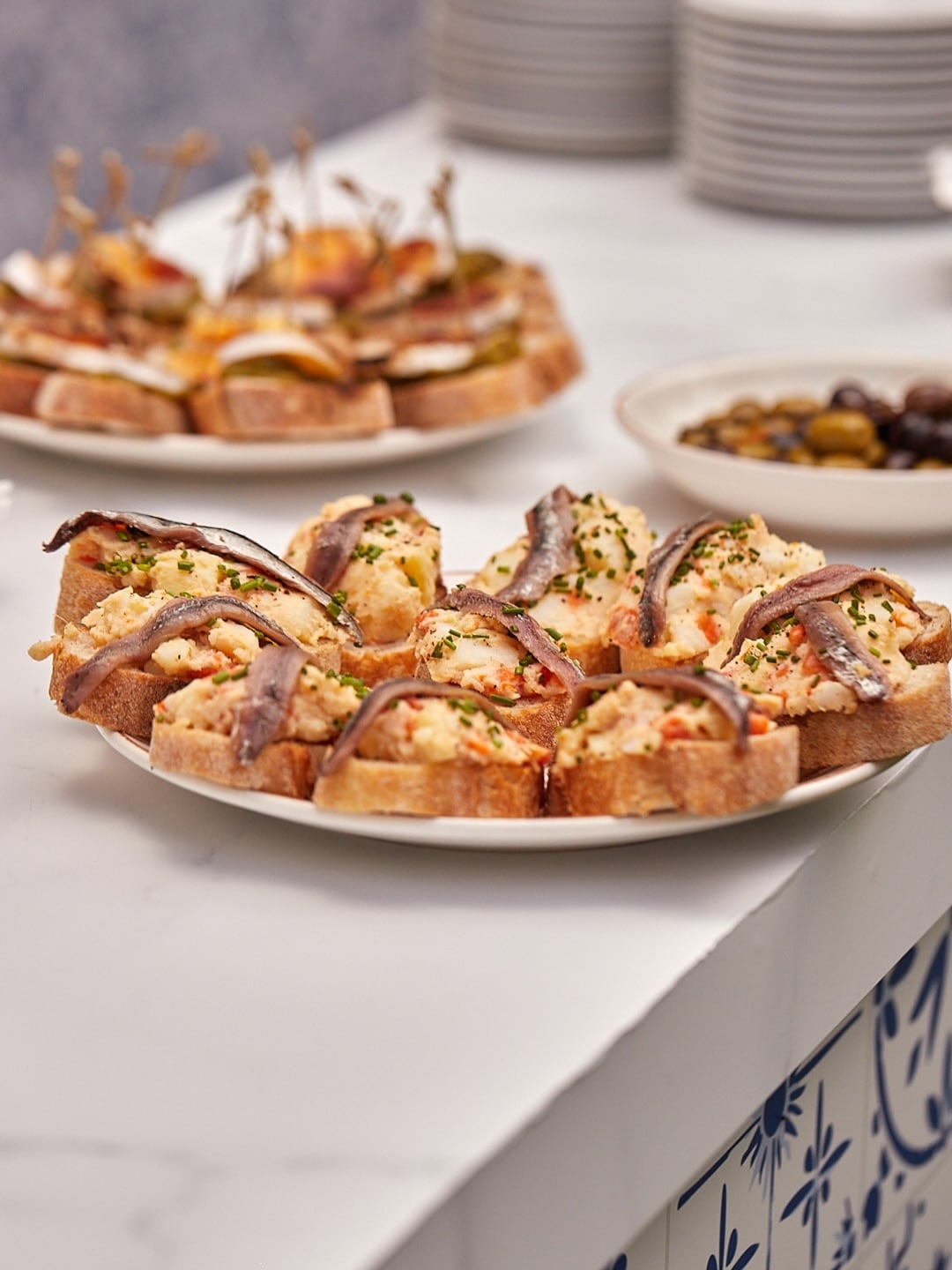 Las tapas españolas varían según la región, mientras que en algunas predomina el jamón ibérico, quesos o conservas, en otras son las tapas calientes, como tortillas, croquetas o calamares