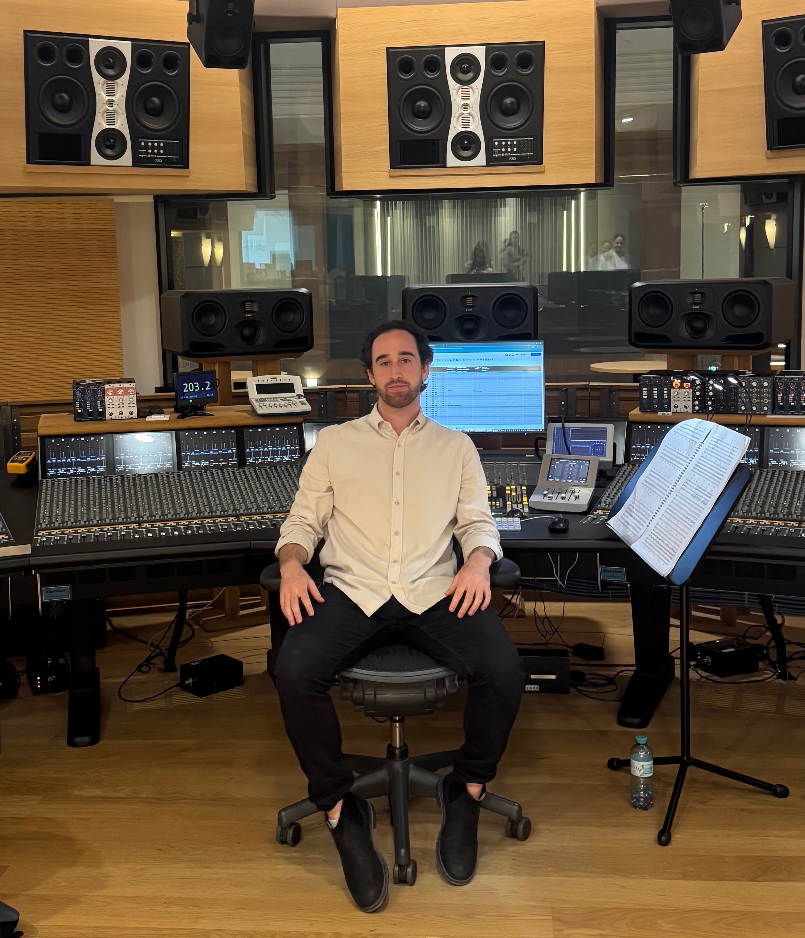 Nicolás Urricelqui en la cabina de Vienna Synchron Stage