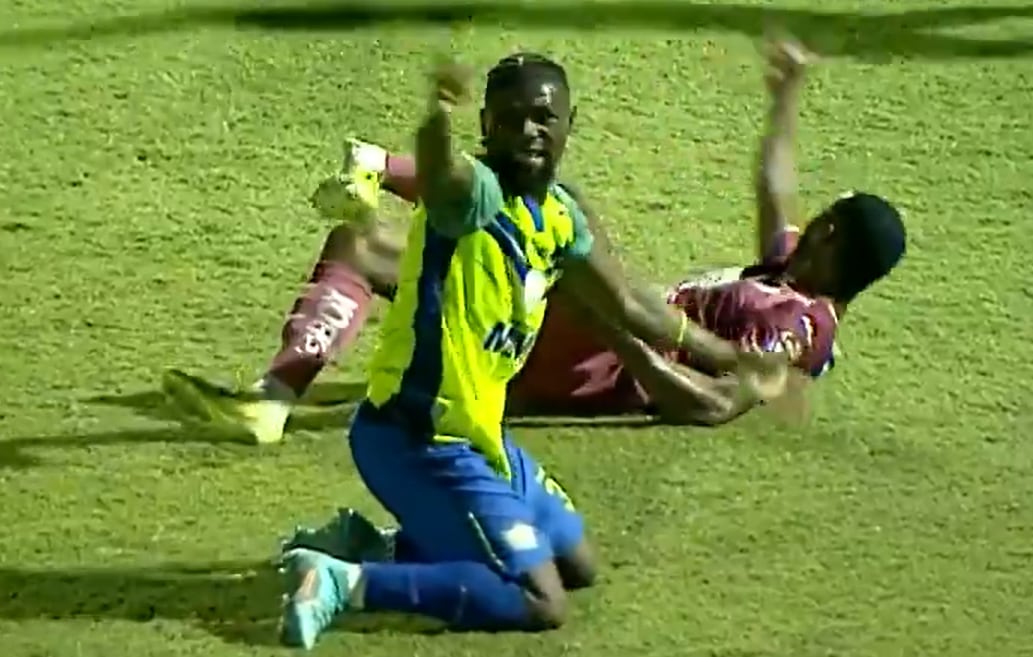 Un futbolista brasileño sufrió una impactante lesión durante un partido en la liga de Ecuador