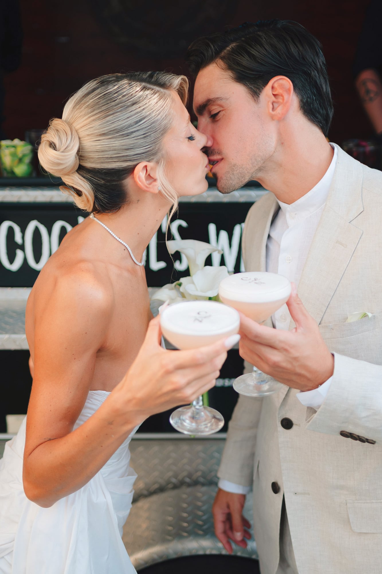 Los recién casados, en un brindis, en una de las barras móviles