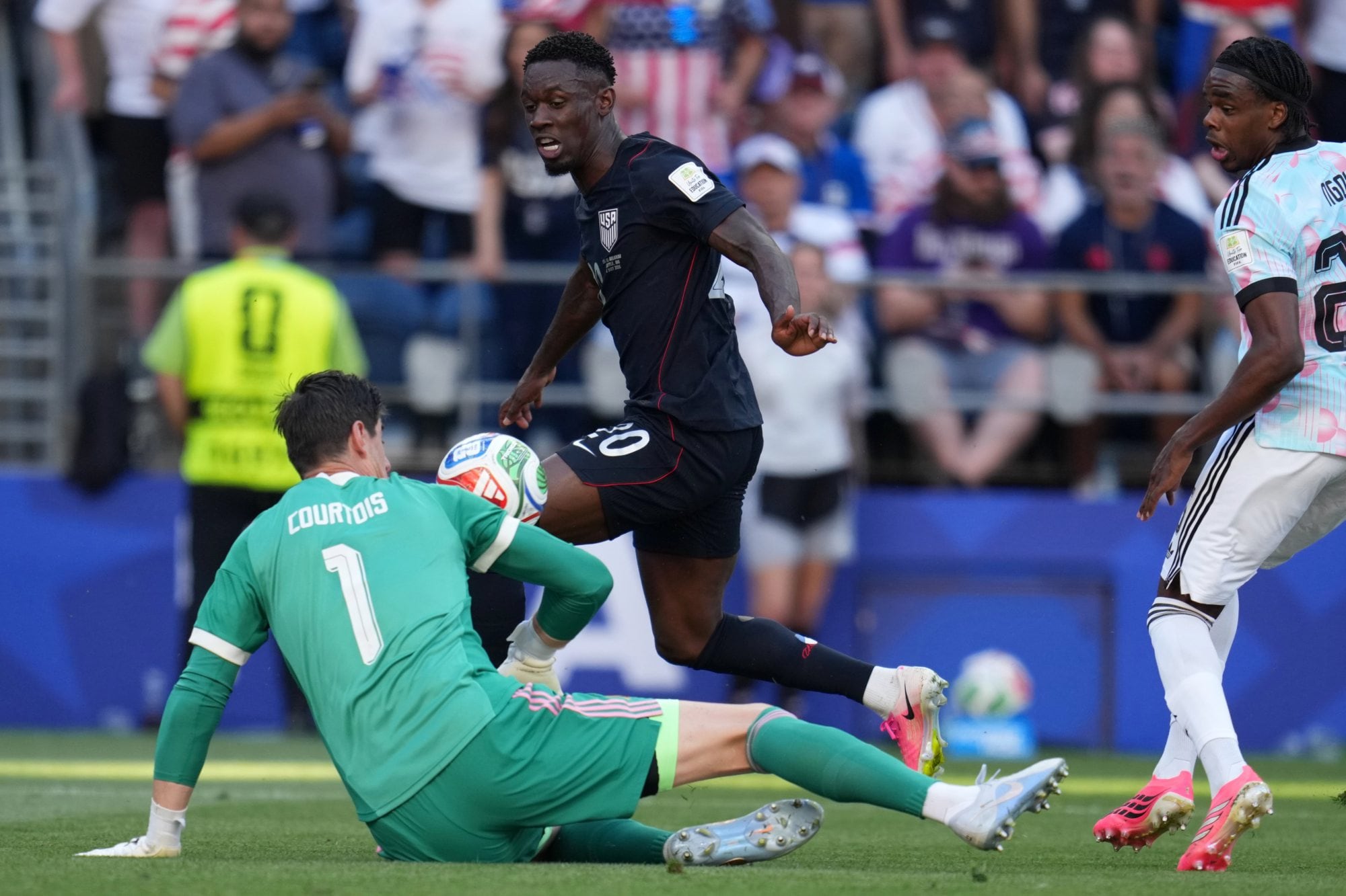 El goleador, cuya sanción revocada generó un escándalo, no estuvo fino (AP Photo/Abbie Parr)