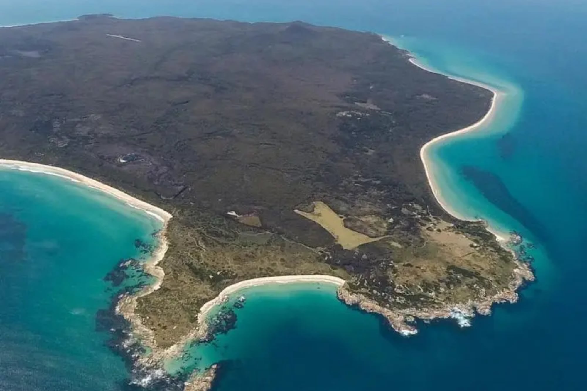 Dejaron Inglaterra para criar a sus hijos en una isla sin electricidad y 50 años después revelan qué sucedió