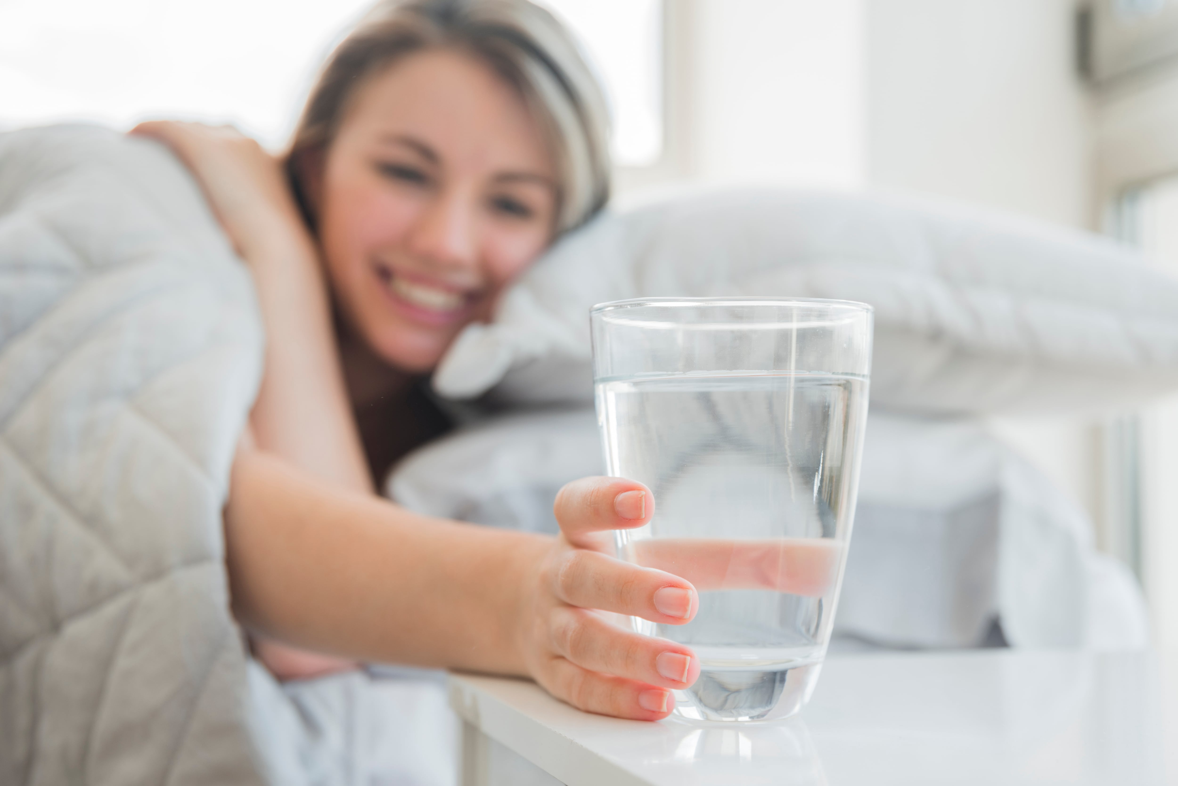 Los beneficios ancestrales de dejar un vaso de agua al lado de la cama todas las noches, según el Feng Shui