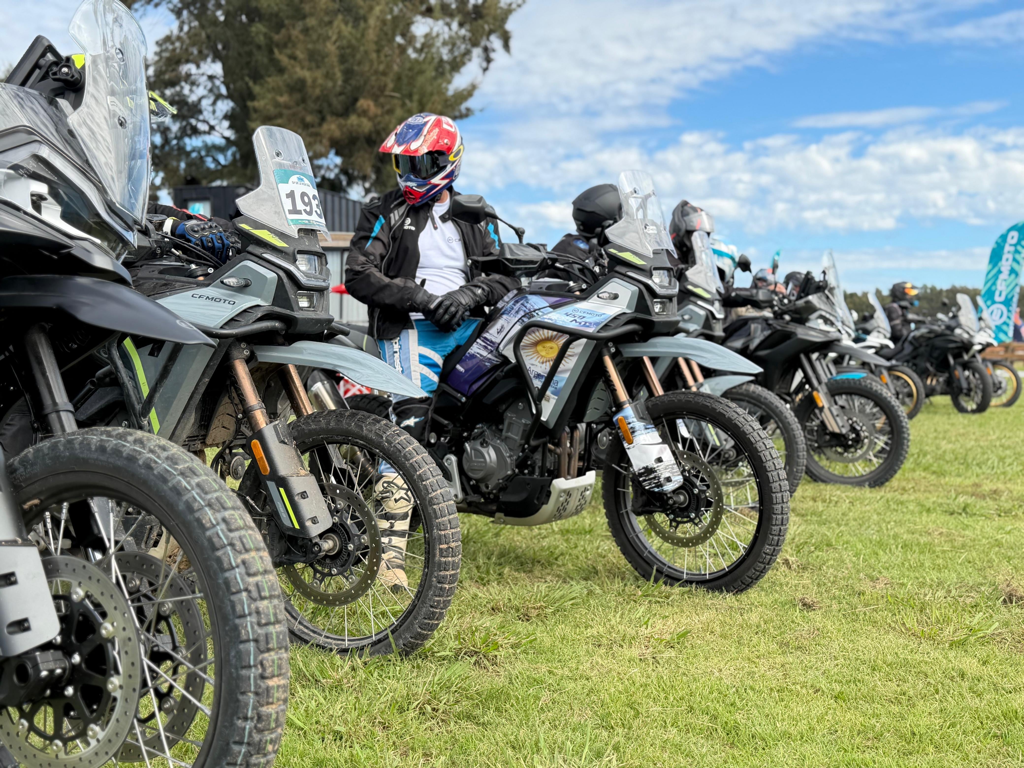 En el evento se vendían accesorios para motos