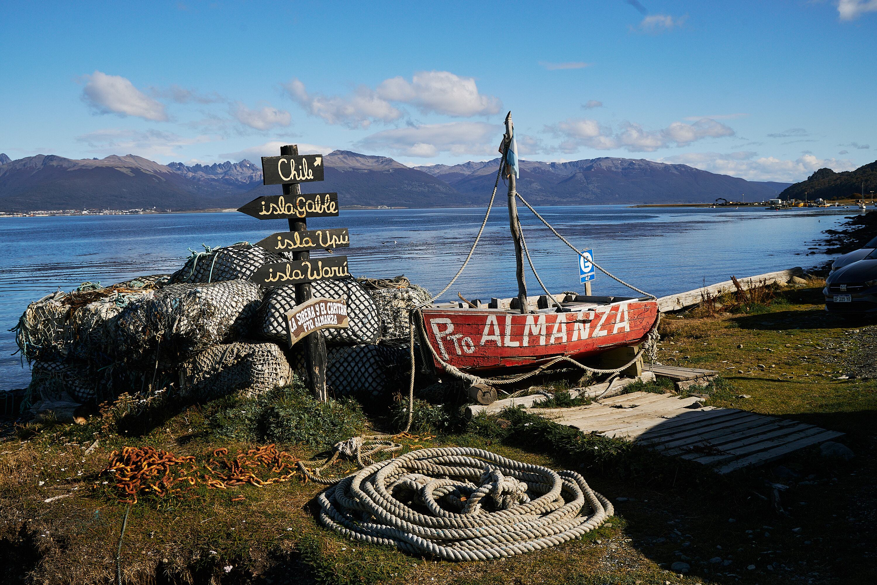 Vistas de Puerto Almanza, pueblo austral de pescadores frente al canal del Beagle.