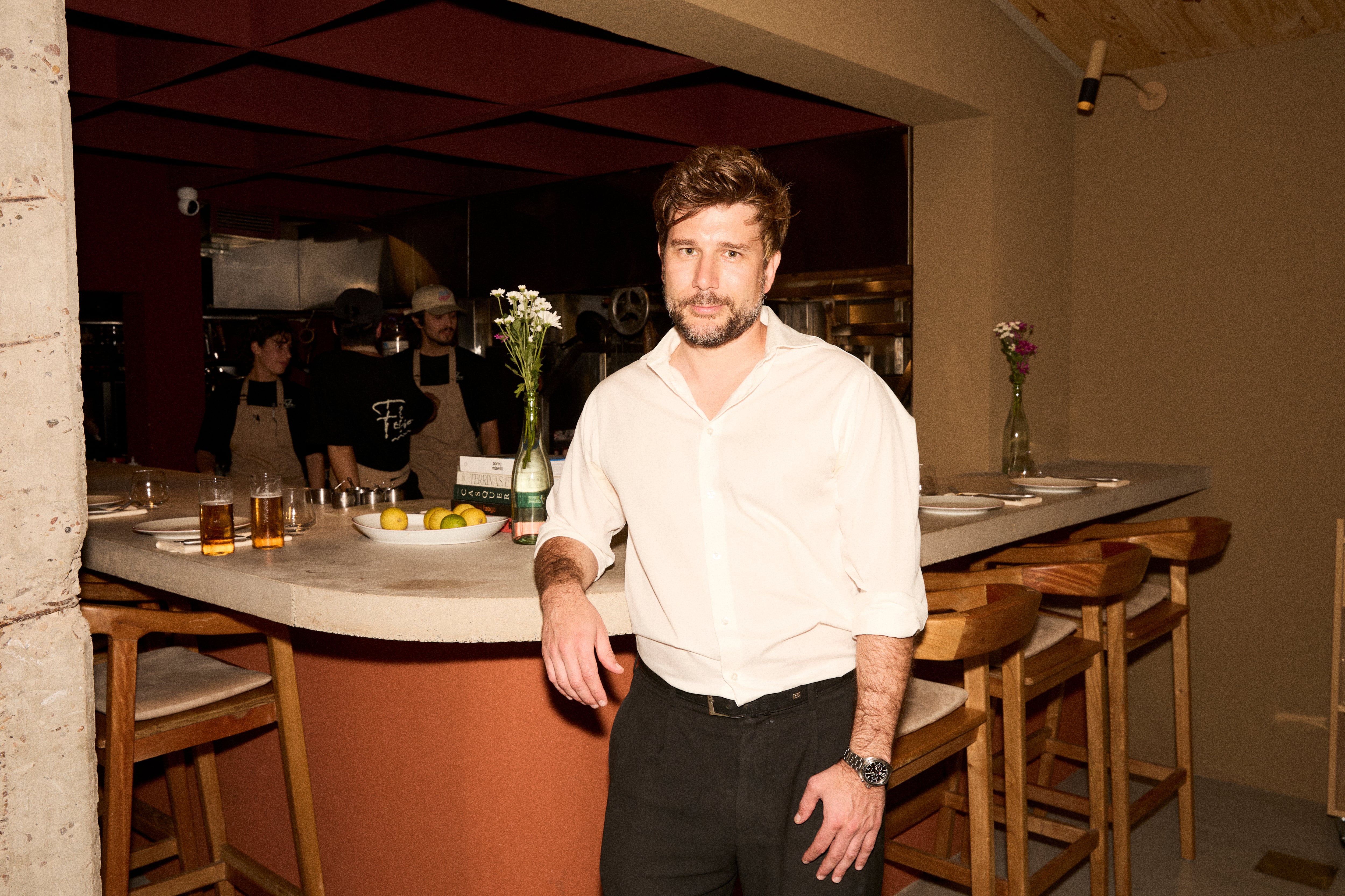 El influencer que reniega de ese mote abrió una parrilla “sin pretensiones” vuelve a incomodar al rubro