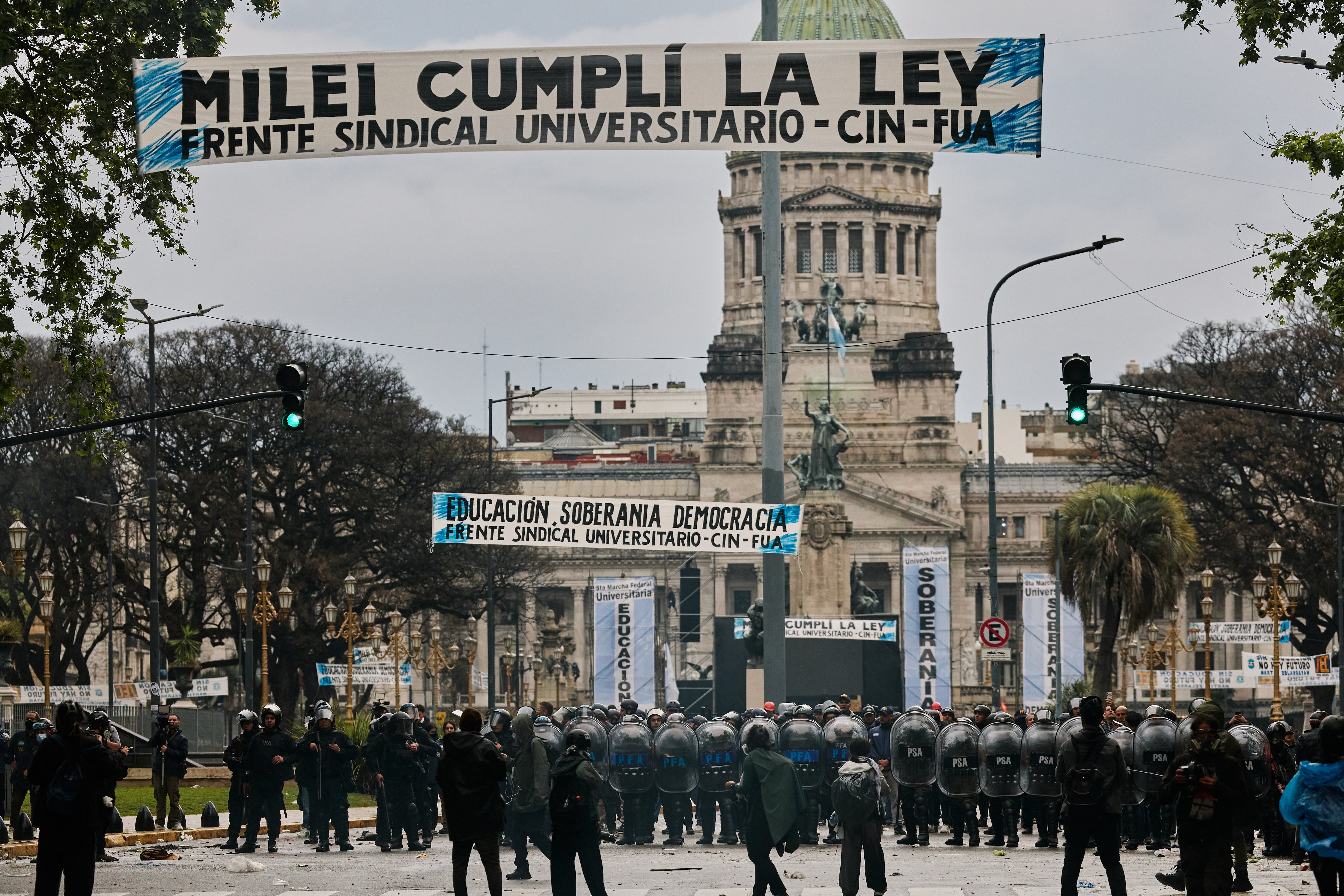 Algunos manifestantes arrojaron piedras e intentaron derribar las vallas