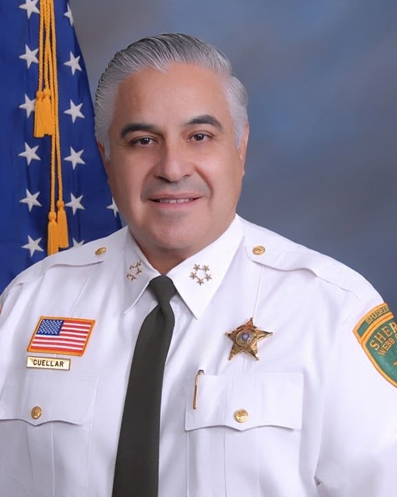 El sheriff del condado de Webb, Martin Cuellar, rechazó el anuncio al argumentar que Abbott respalda al rival político de su hermano