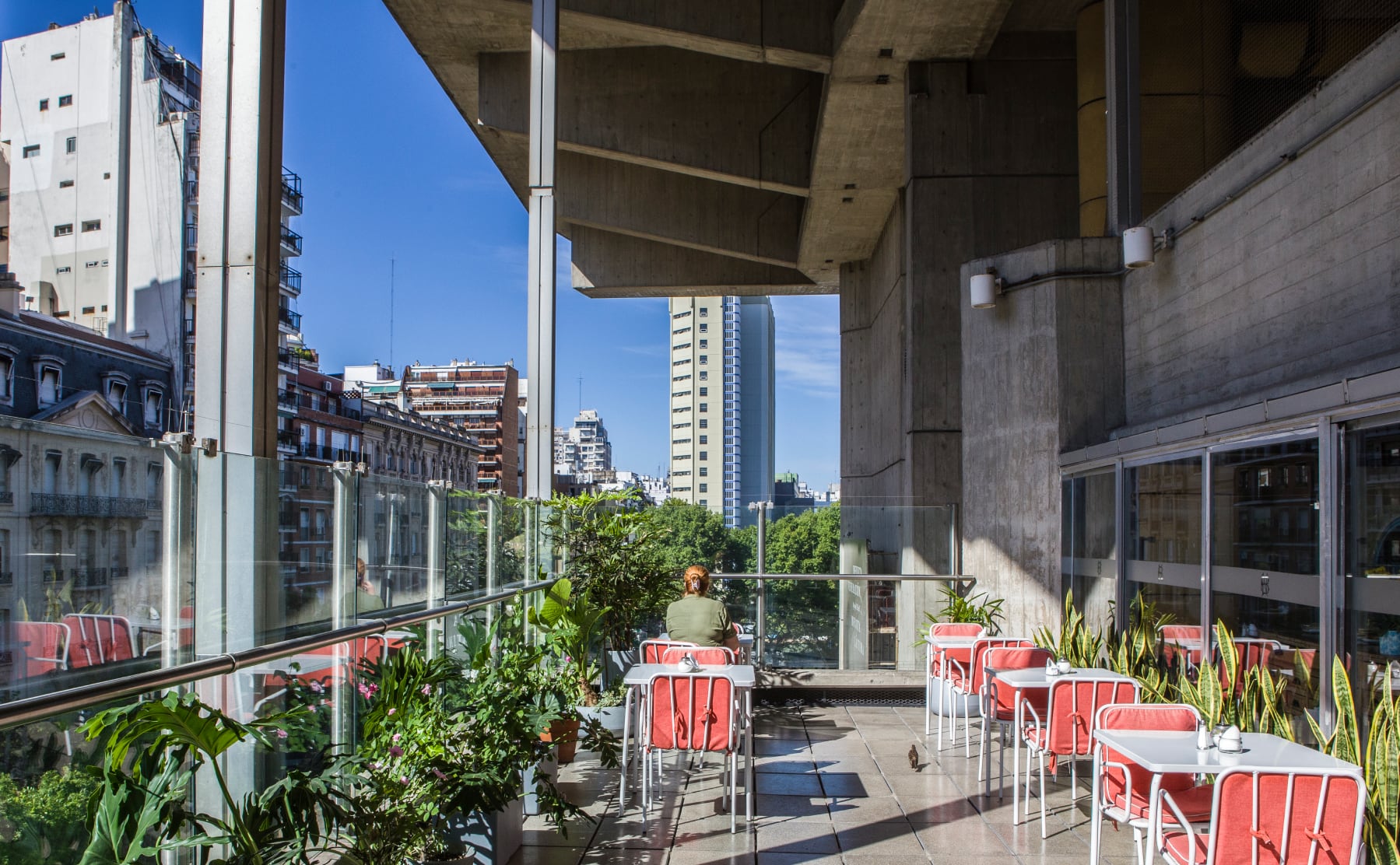 El café funciona en el primer piso de la Biblioteca Nacional Mariano Moreno