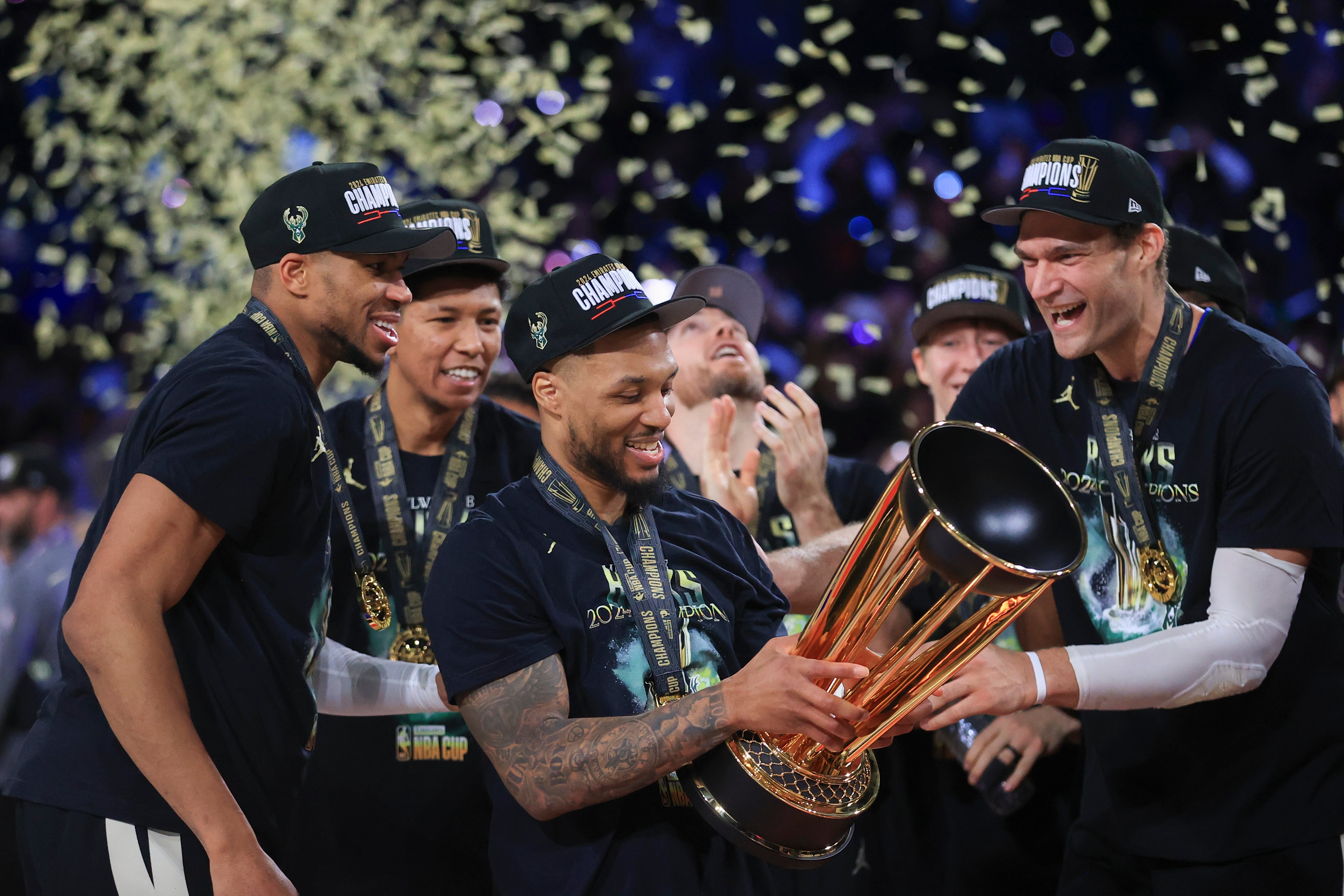 Giannis Antetokounpo, Damian Lillard y Brook López, festejan tras ganar la final de la NBA Cup ante Oklahoma City Thunder en diciembre de 2024, en Las Vegas (AP Foto/Ian Maule)