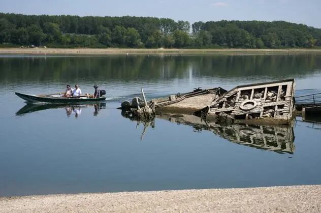 Una sequía extrema en el río Danubio sacó a la luz barcos de la Segunda Guerra Mundial y restos de un mamut 6 Debido al desconocimiento sobre lo que contienen los buques en su interior, es que las autoridades se encuentran estudiando las mejores formas para sacarlos del lugar