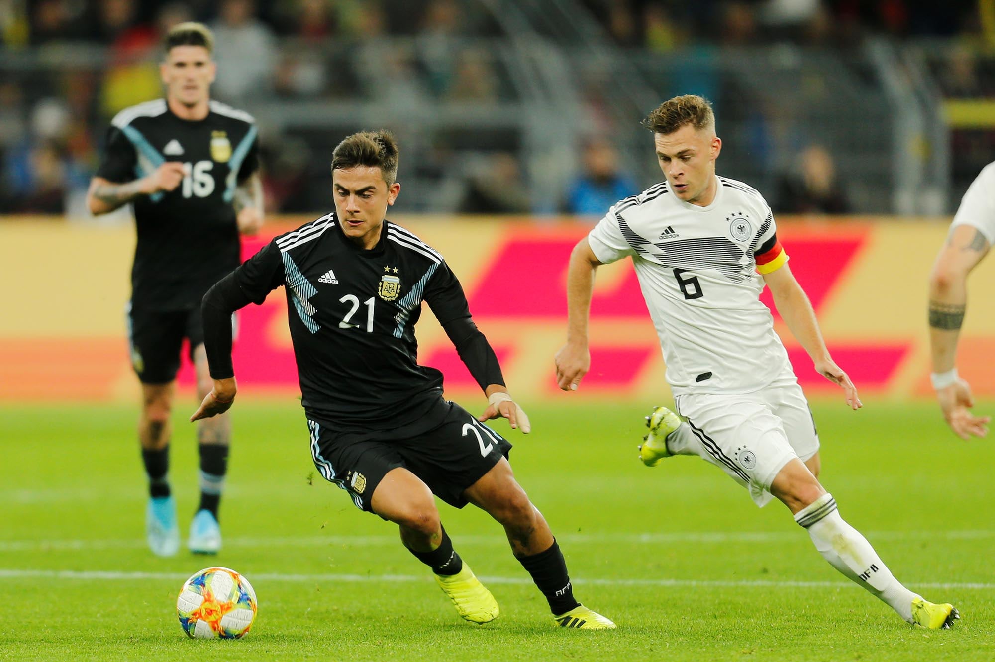 Paulo Dybala escapa a la marca del alemán Joshua Kimmich: fue uno de los dos partidos ante europeos en la previa del Mundial de Qatar, junto con la Finalissima frente a Italia