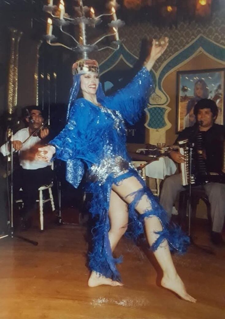Fairuz dio sus primeros pasos como bailarina de danzas árabes en 1974