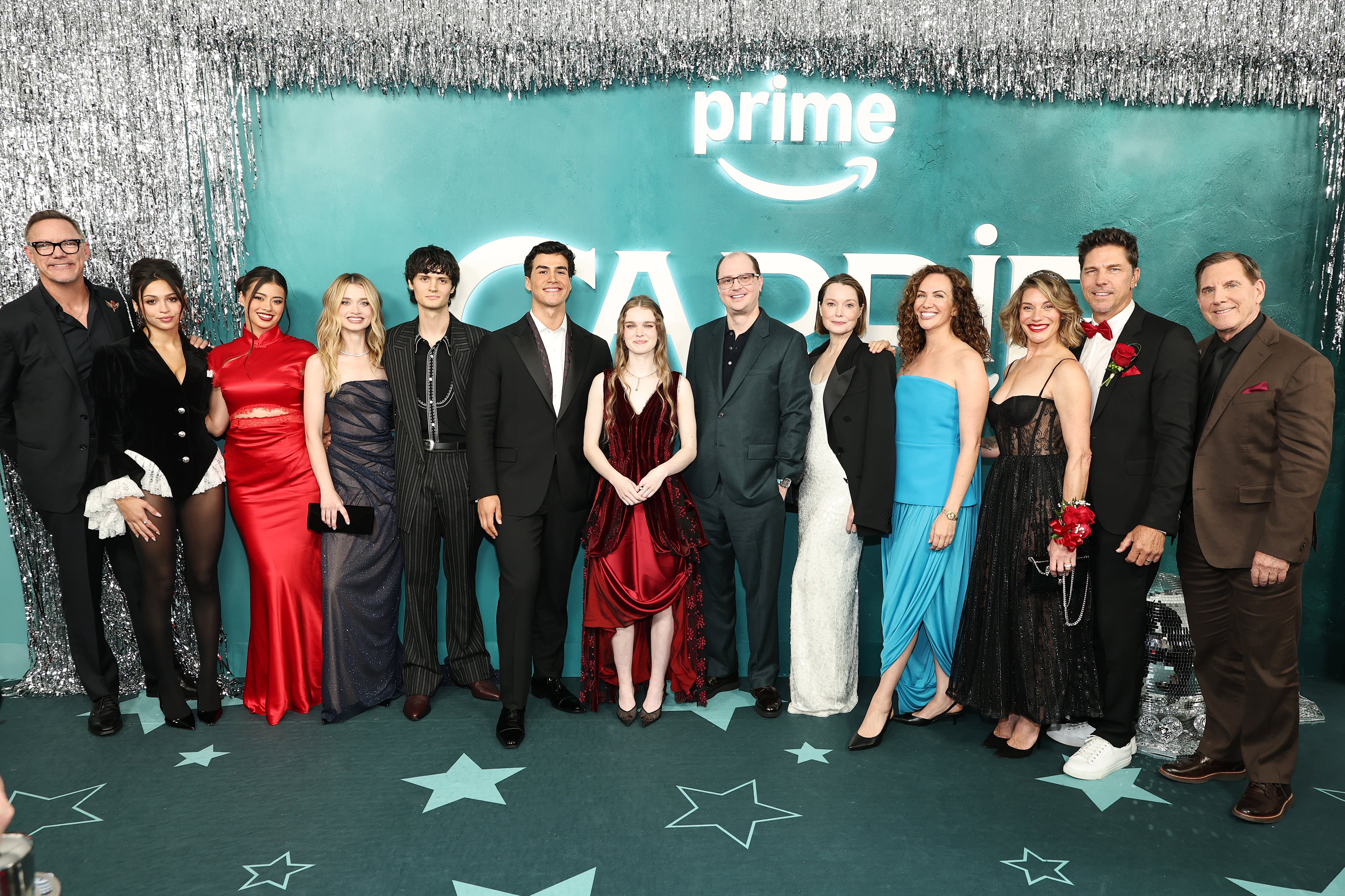 El elenco de Carrie en la premiere de Nueva York: Matthew Lillard, Josie Totah, Amber Midthunder, Alison Thornton, Arthur Conti, Joel Oulette, Summer H. Howell, Mike Flanagan, Samantha Sloyan, Kate Siegel, Michael Trucco y Tim Bagley