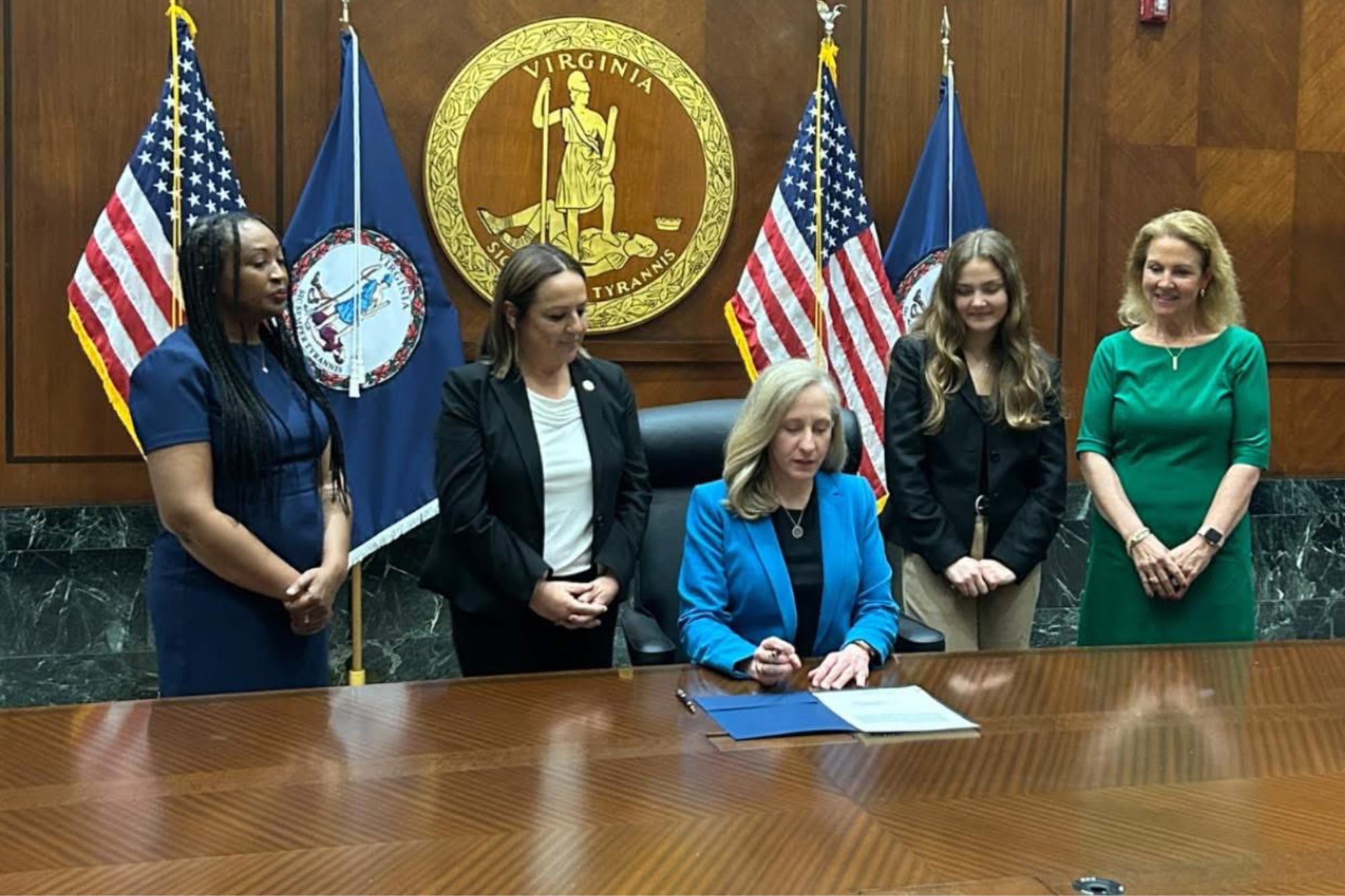 La gobernadora Spanberger consolidó esta estrategia tras encabezar una mesa de trabajo en la organización Capital Area Partnership Uplifting People en Richmond