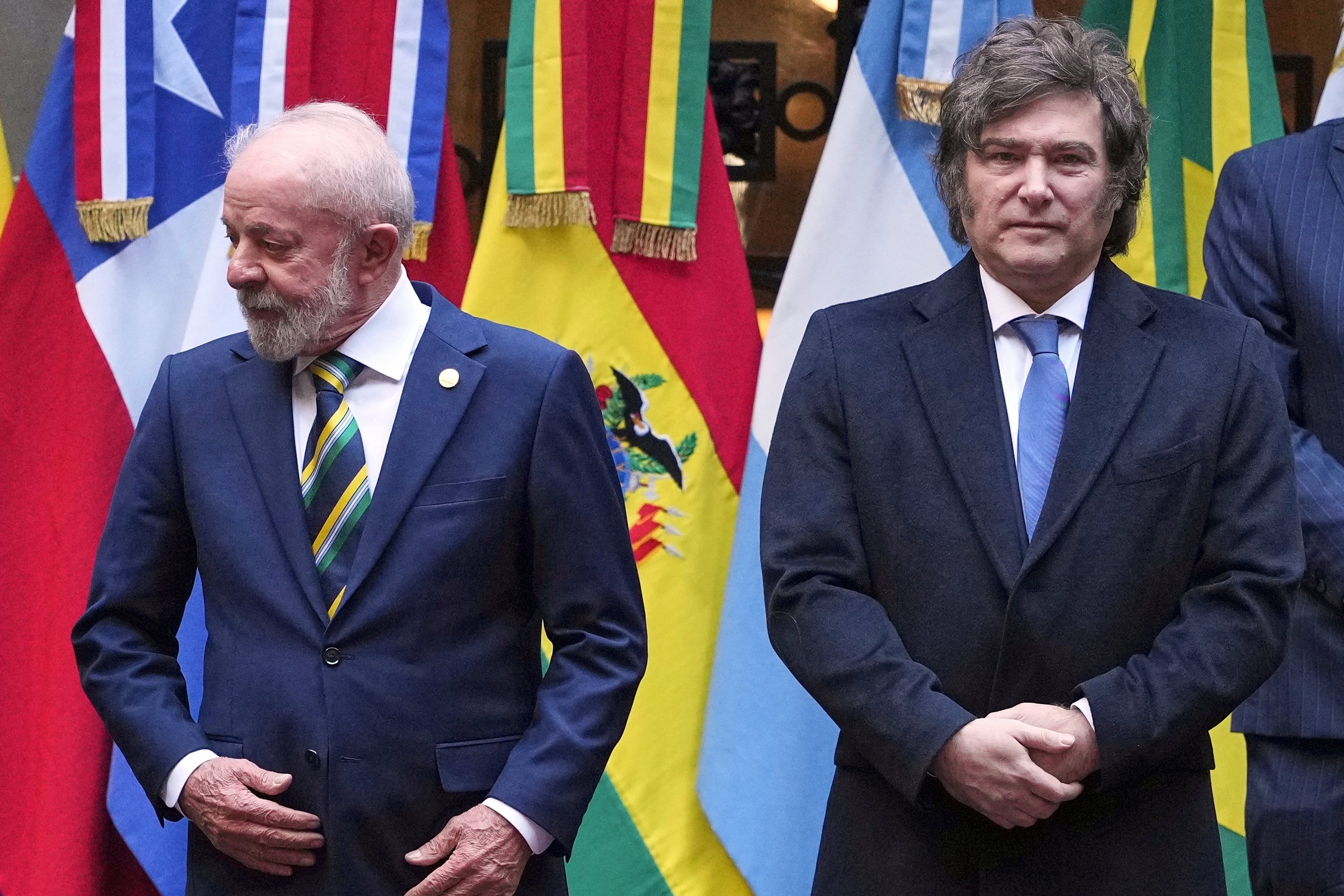El presidente de Brasil, Luiz Inácio Lula da Silva, y el presidente de Argentina, Javier Milei, juntos mientras se ubican para la foto de grupo con otros mandatarios que asistieron a la cumbre del Mercosur que se realizó en Buenos Aires, Argentina, el 3 de julio de 2025 (AP Foto/Natacha Pisarenko)
