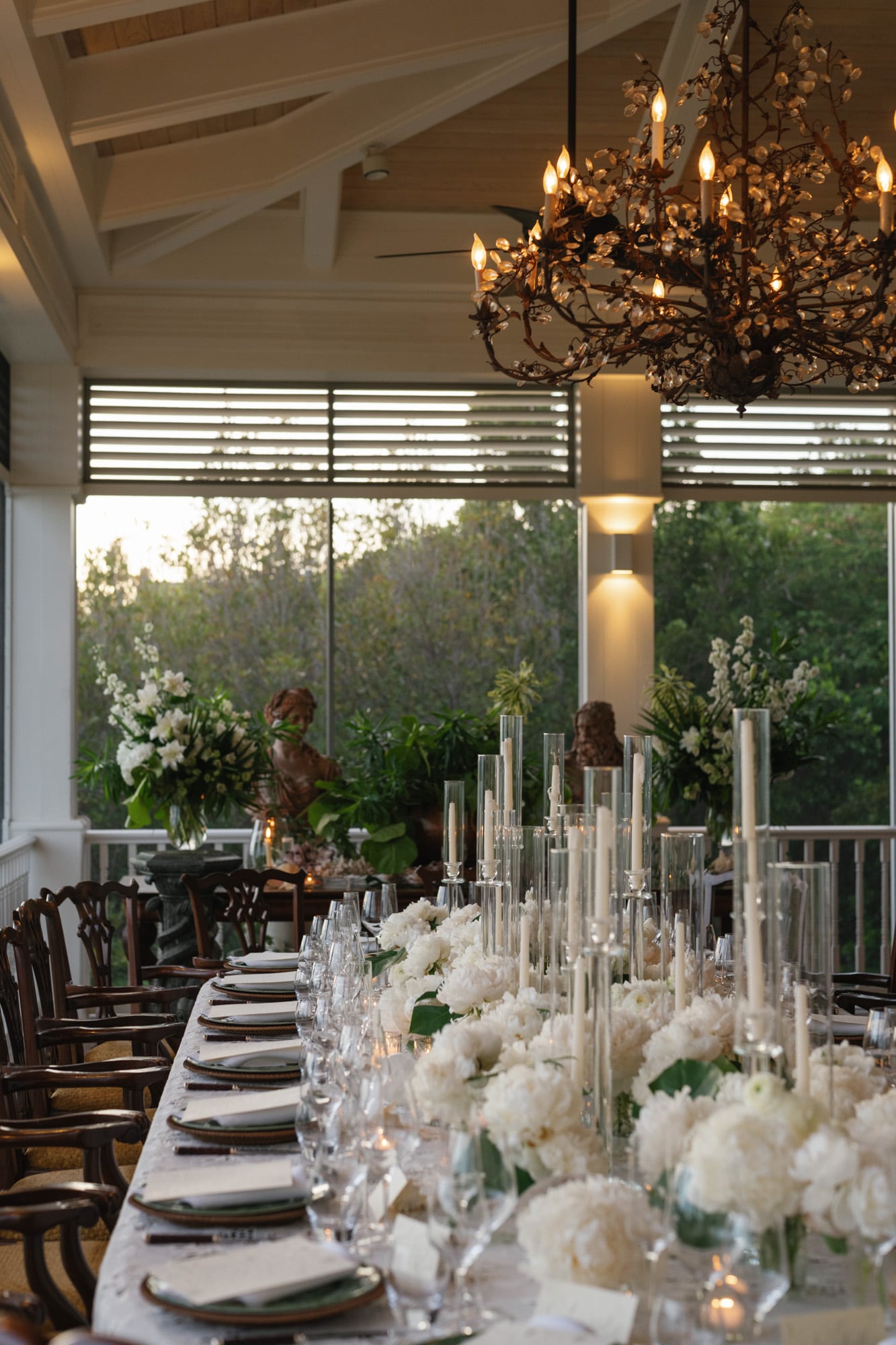 Tras la ceremonia,
los invitados se dirigieron
al comedor de la isla, un
espacio que miraba al
océano. La mesa estaba
decorada con peonías
blancas y ranúnculos, y
había velas dispuestas
en cilindros de cristal
