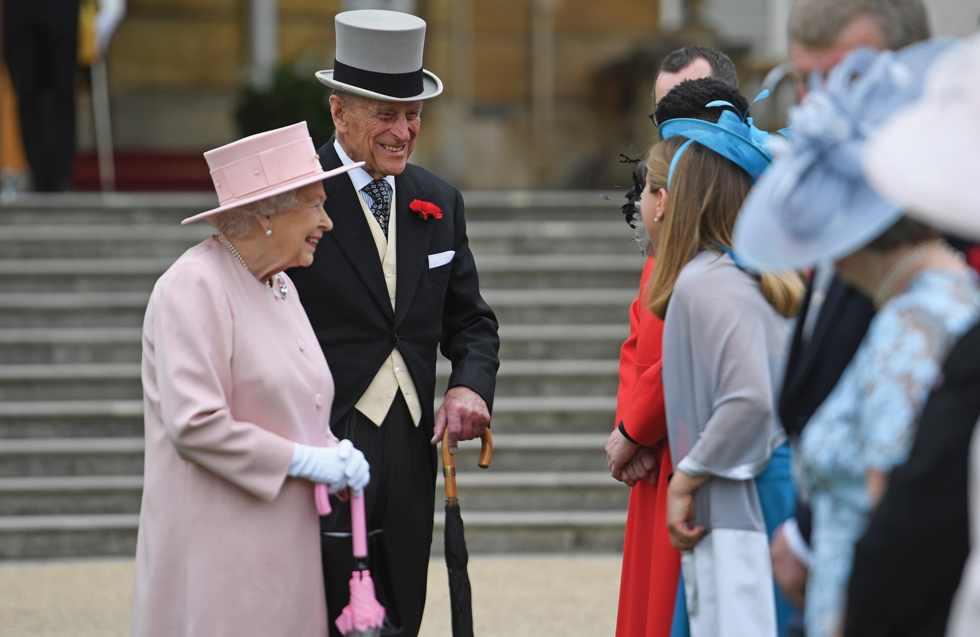 En mayo de 2017, Isabel II y el príncipe Felipe muy sonrientes en un evento en los jardines del
Palacio de Buckingham