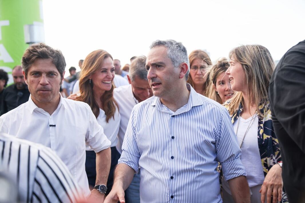 Axel Kicillof junto a parte de los dirigentes que lo respaldan