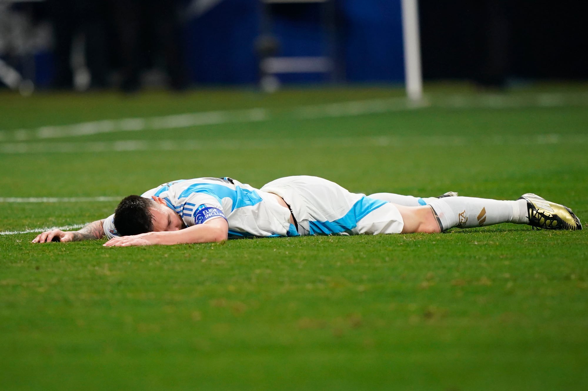 Messi, tirado luego de fallar un mano a mano
