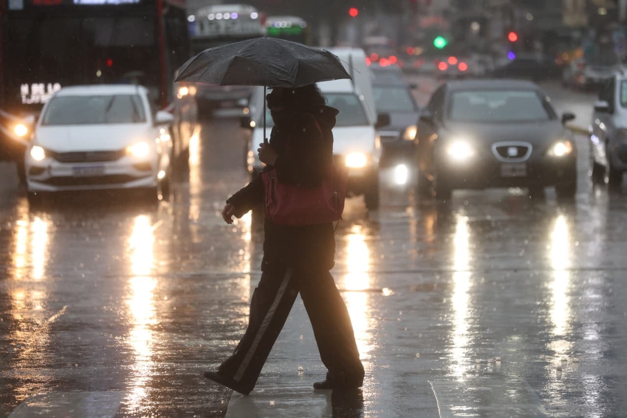 Fuertes precipitaciones en Buenos Aires. Lluvia. Av. Maipú y Pelliza