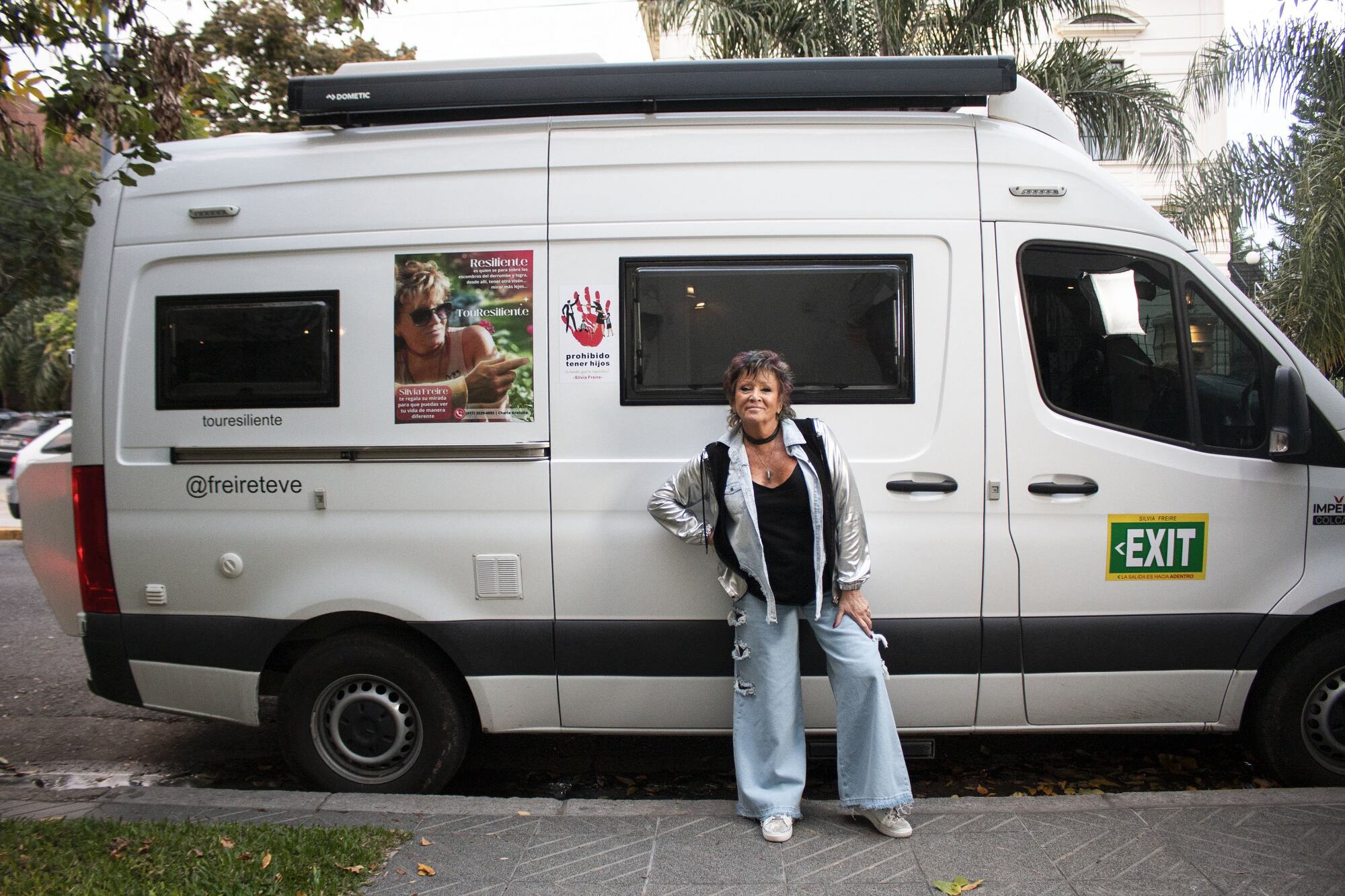 Acompañada por un par de asistentes, Silvia Freire se aventura a las rutas argentinas con su nueva adquisición, un motorhome cero kilómetro con todas las comodidades posibles