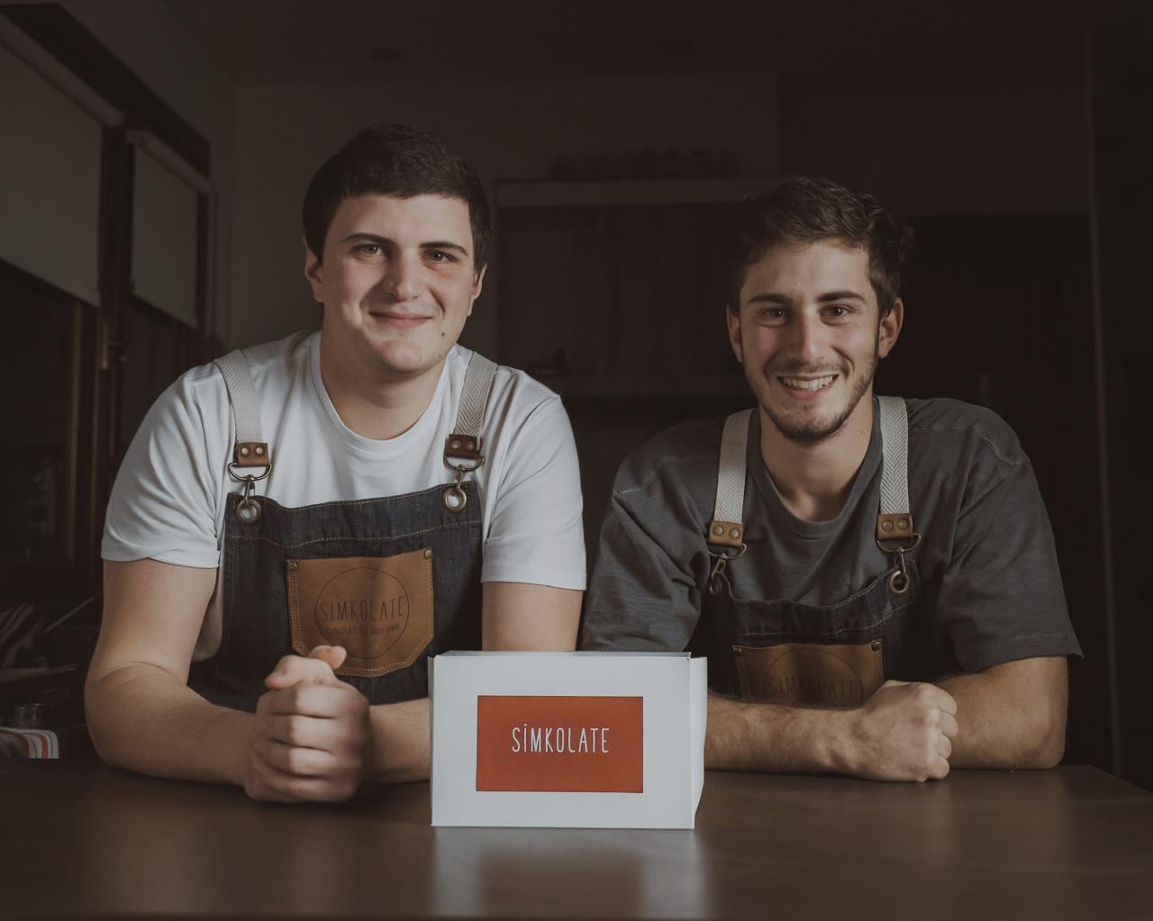 Simón (a la izquierda) y Tadeo (a la derecha) empezaron con su emprendimiento familiar en 2013, como un hobby donde le regalaban los alfajores a amigos y cercanos