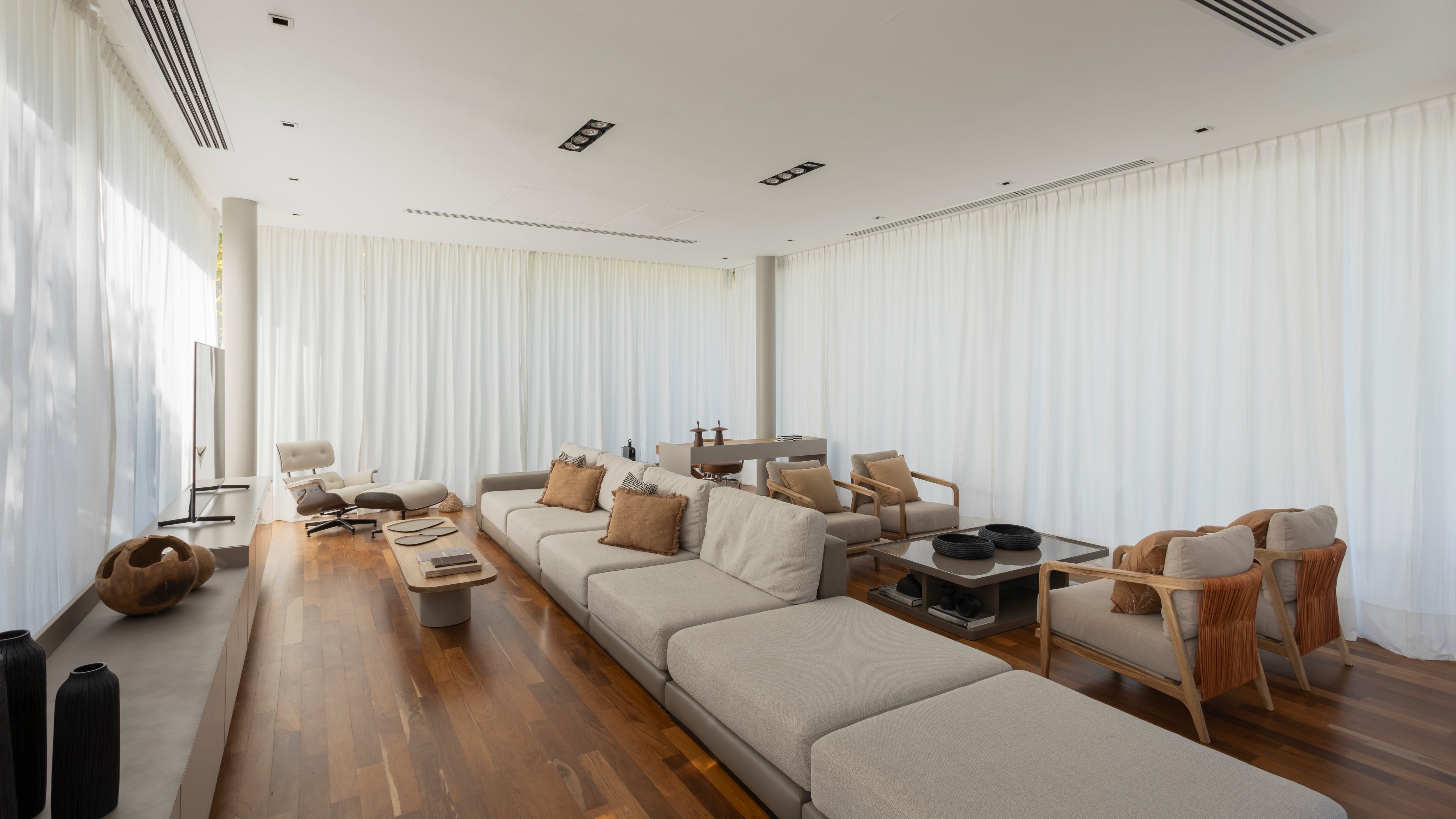Convocaron al estudio que había hecho su casa para renovarla 10 años después 15 Un espacio extra lo marca el sillón individual Eames ‘Lounge’ reacondicionado y retapizado (LB Géneros).