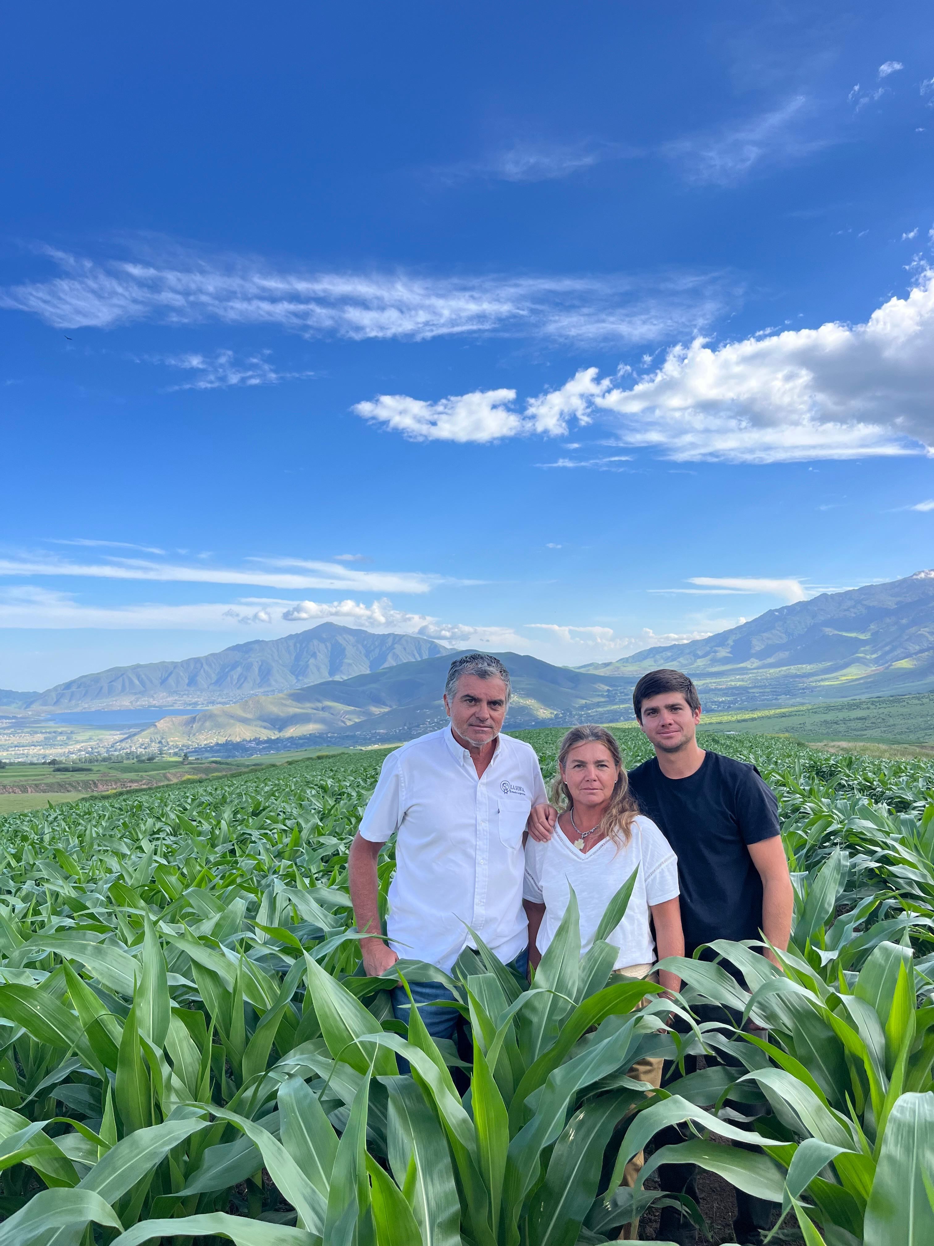 Sebastián y Sofía, y su hijo, los dueños del Tambo Señora Sofía